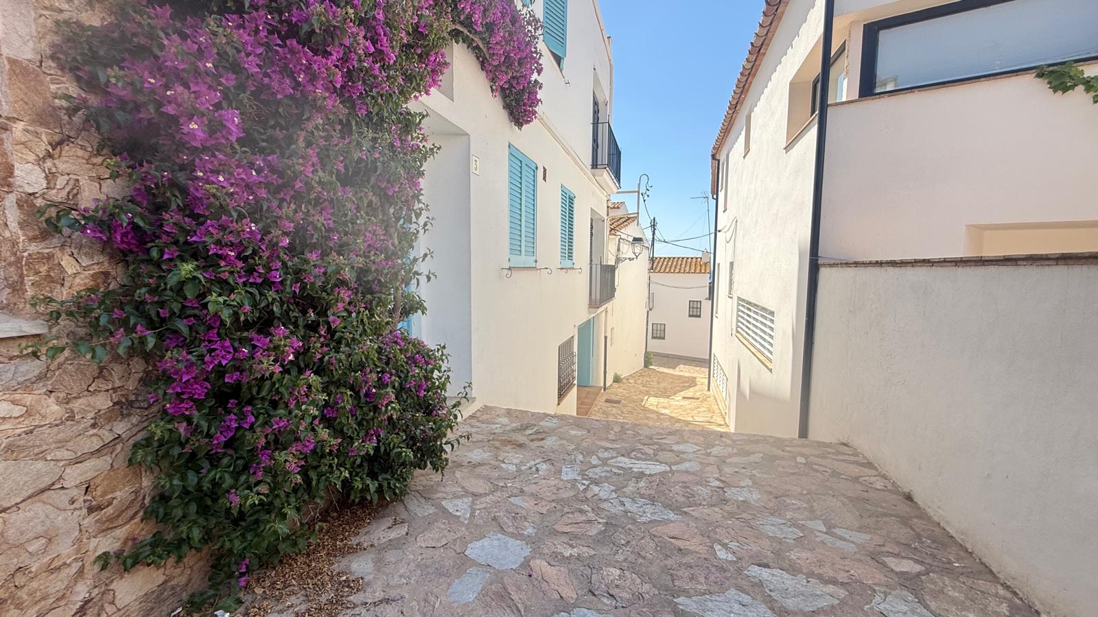 CASA DE PESCADORES CON JARDÍN EN VENTA A TAN SOLO 100 METROS DE LA PLATJA DEL CANADELL Y DEL PORT BO