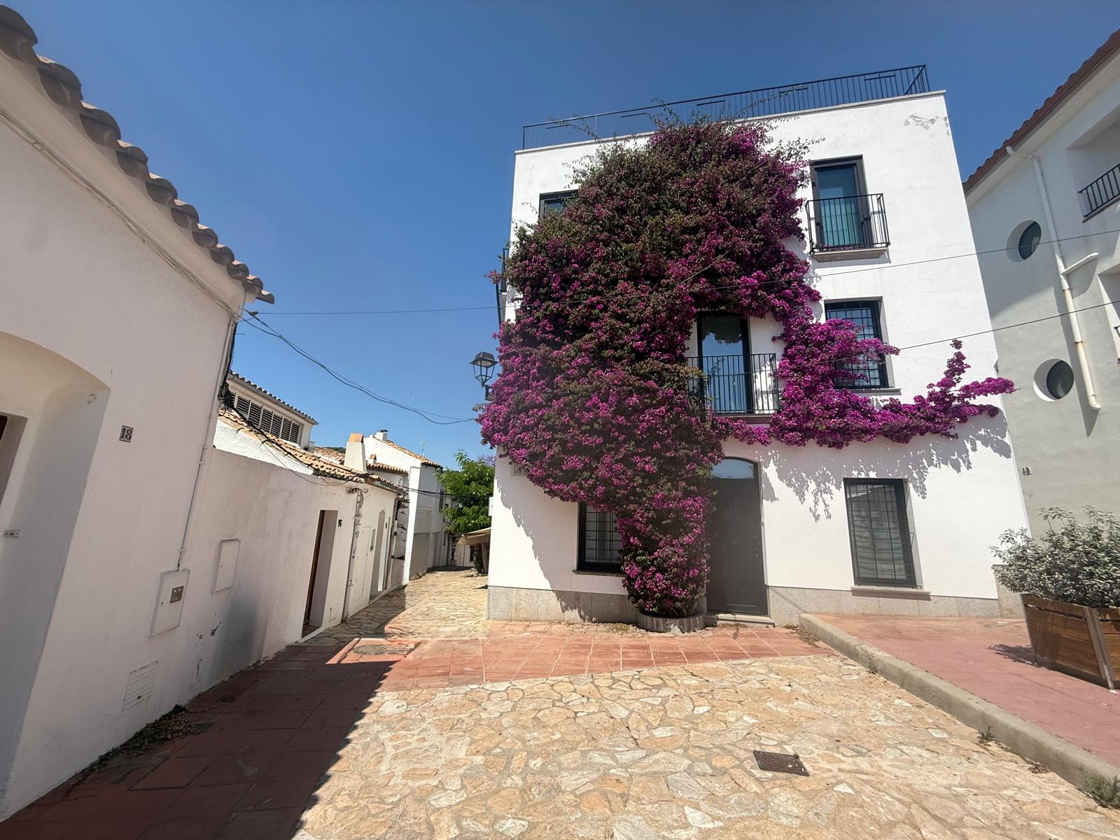 CASA DE PESCADORES CON JARDÍN EN VENTA A TAN SOLO 100 METROS DE LA PLATJA DEL CANADELL Y DEL PORT BO