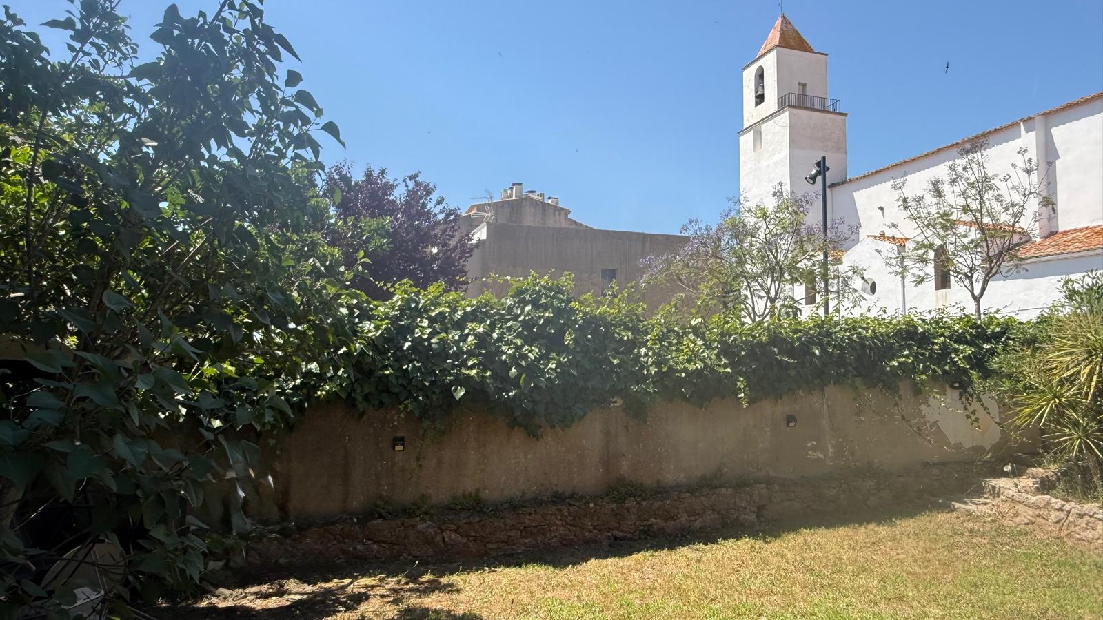 CASA DE PESCADORES CON JARDÍN EN VENTA A TAN SOLO 100 METROS DE LA PLATJA DEL CANADELL Y DEL PORT BO