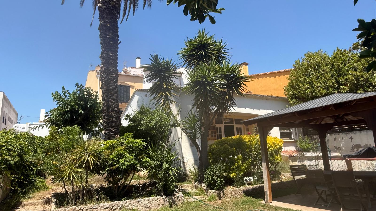 Típica casita de pescadores con jardín en venta situada en Calella de Palafrugell, Girona, Costa Brava