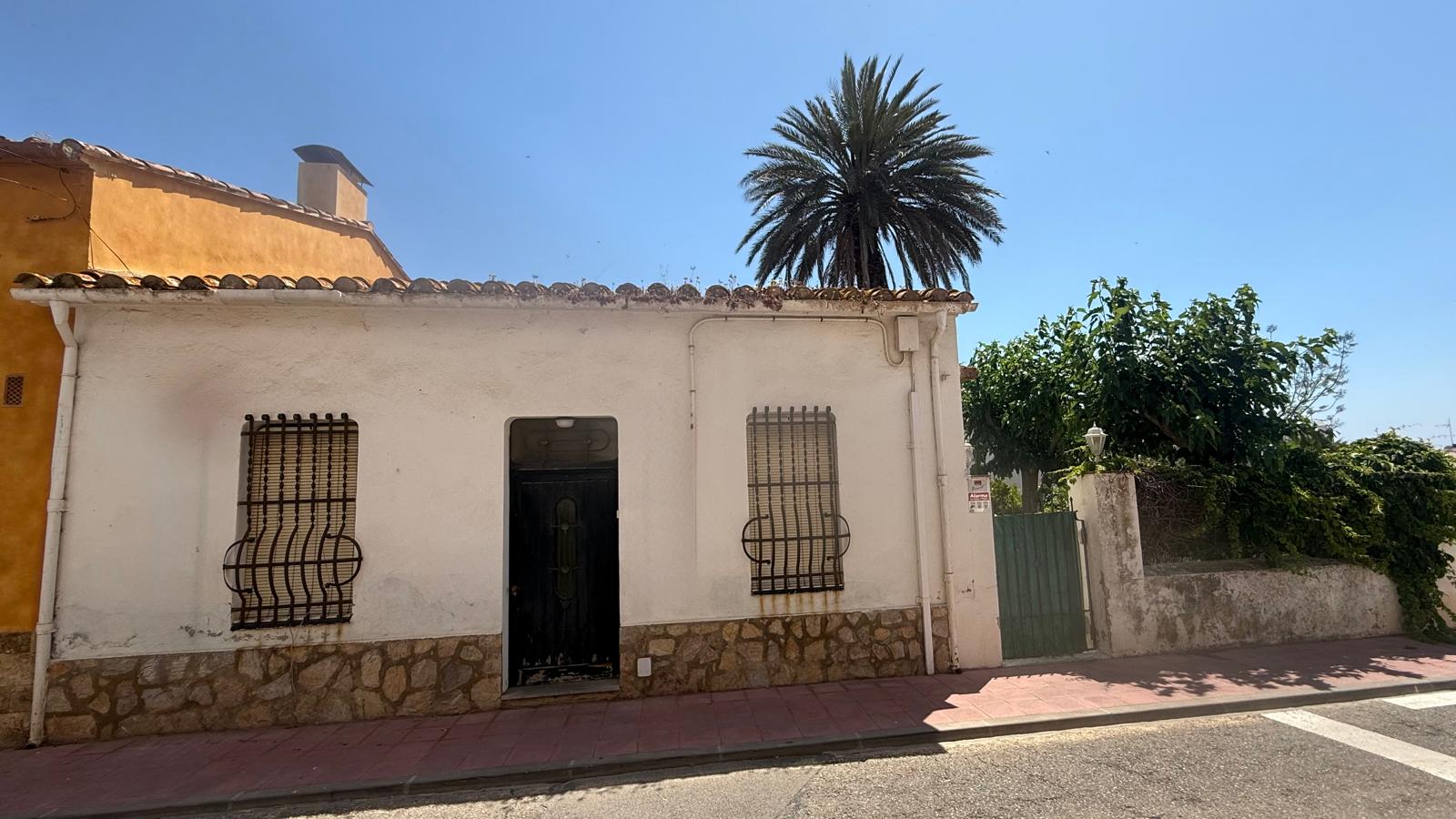 CASA DE PESCADORES CON JARDÍN EN VENTA A TAN SOLO 100 METROS DE LA PLATJA DEL CANADELL Y DEL PORT BO