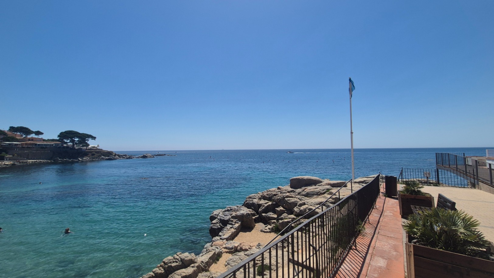 CASA DE PESCADORES CON JARDÍN EN VENTA A TAN SOLO 100 METROS DE LA PLATJA DEL CANADELL Y DEL PORT BO