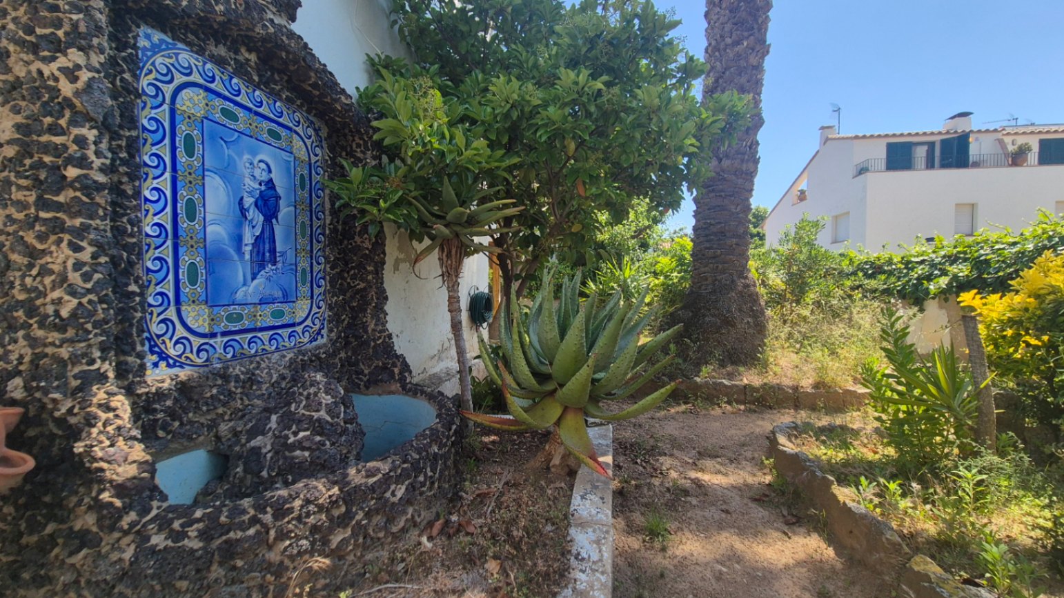 CASA DE PESCADORES CON JARDÍN EN VENTA A TAN SOLO 100 METROS DE LA PLATJA DEL CANADELL Y DEL PORT BO