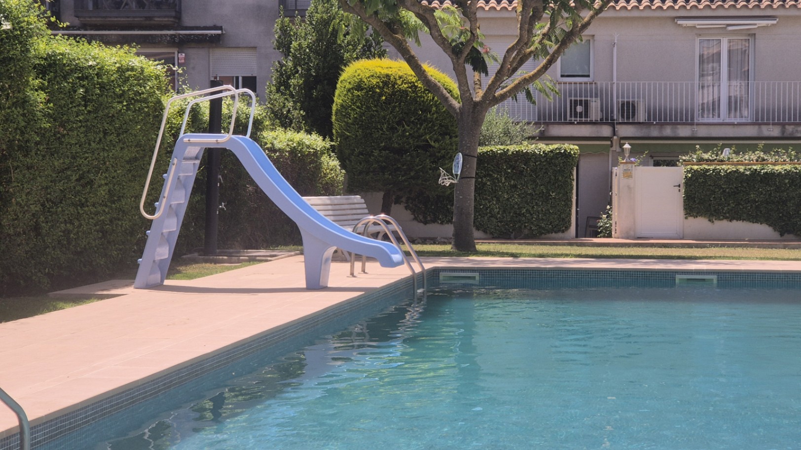 CASA CON JARDÍN Y PISCINA COMUNITARIA EN VENTA SITUADA EN EL CENTRO DE PALAFRUGELL, GIRONA, BAIX EMPORDÀ