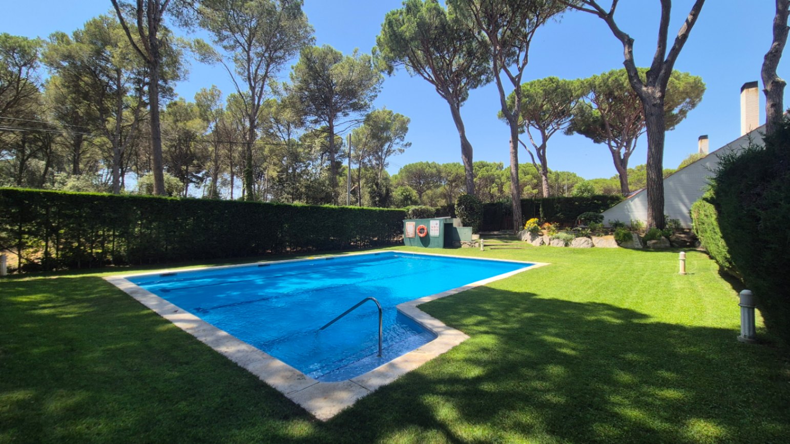 APARTAMENTO EN PLANTA BAJA EN VENTA CON JARDÍN PRIVADO Y PISCINA. SITUADO A 1 KM  DE LA PLAYA DE PALS, GIRONA, COSTA BRAVA.