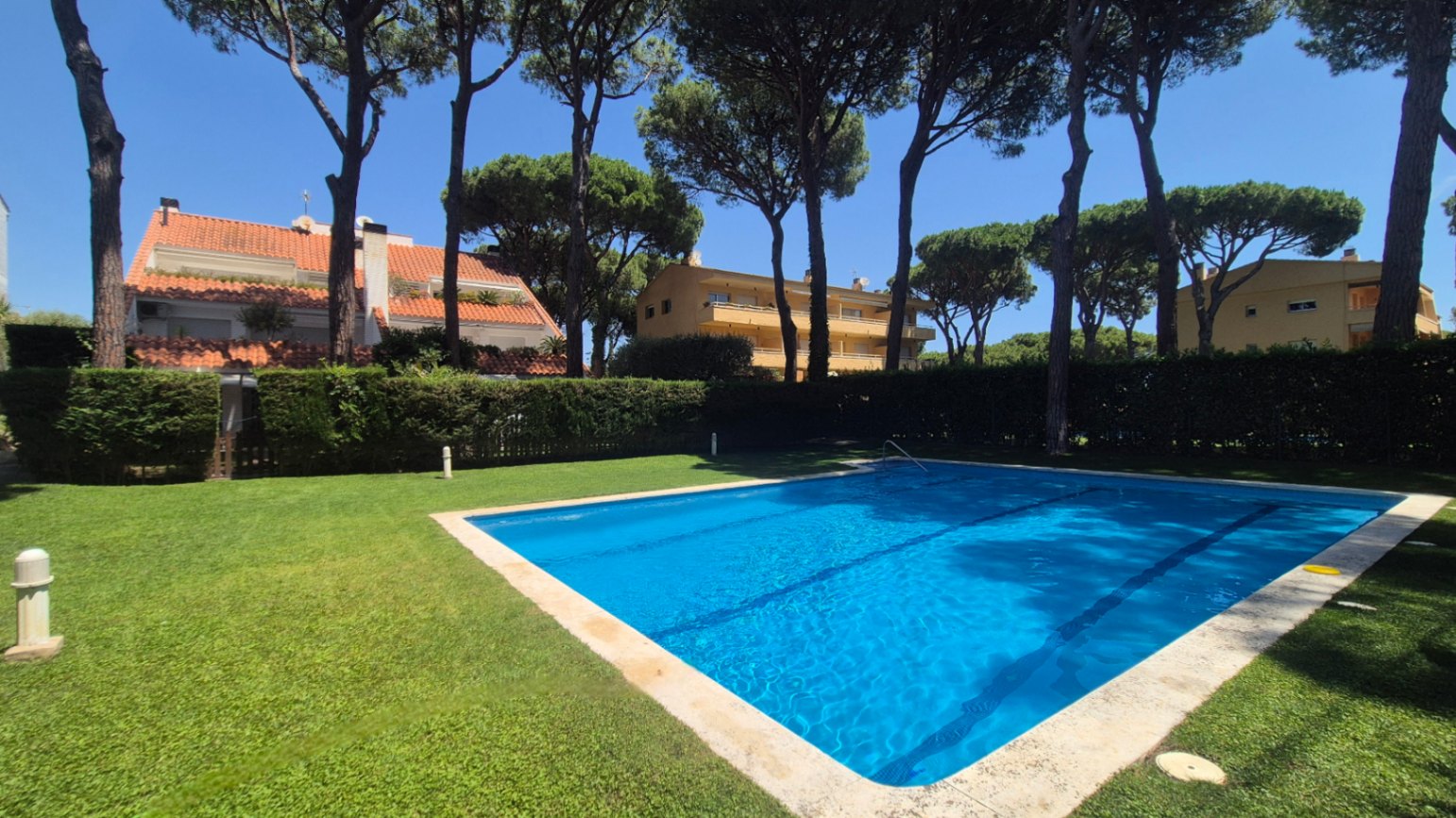 APARTAMENTO EN PLANTA BAJA EN VENTA CON JARDÍN PRIVADO Y PISCINA. SITUADO A 1 KM  DE LA PLAYA DE PALS, GIRONA, COSTA BRAVA.