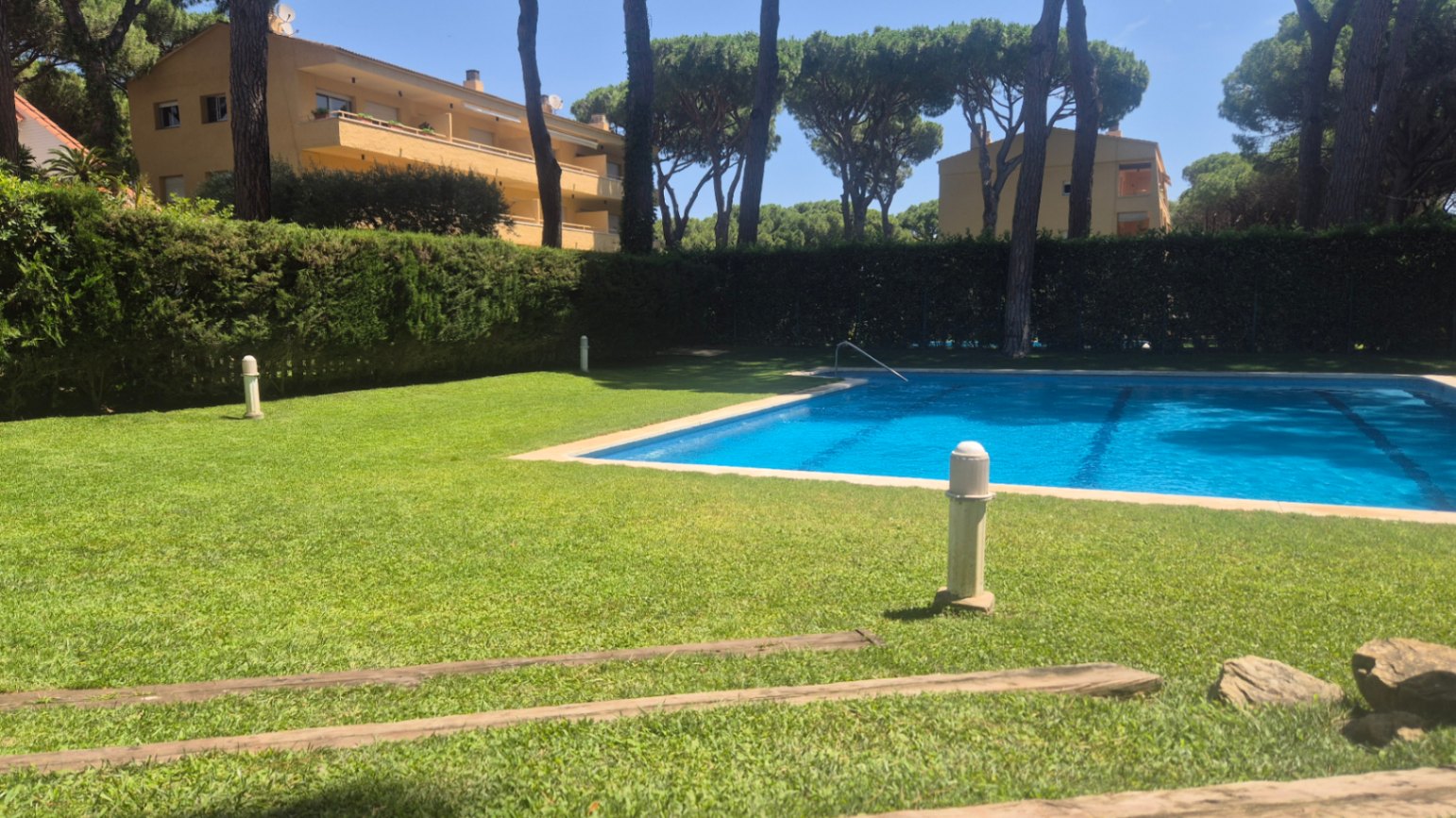 APARTAMENTO EN PLANTA BAJA EN VENTA CON JARDÍN PRIVADO Y PISCINA. SITUADO A 1 KM  DE LA PLAYA DE PALS, GIRONA, COSTA BRAVA.
