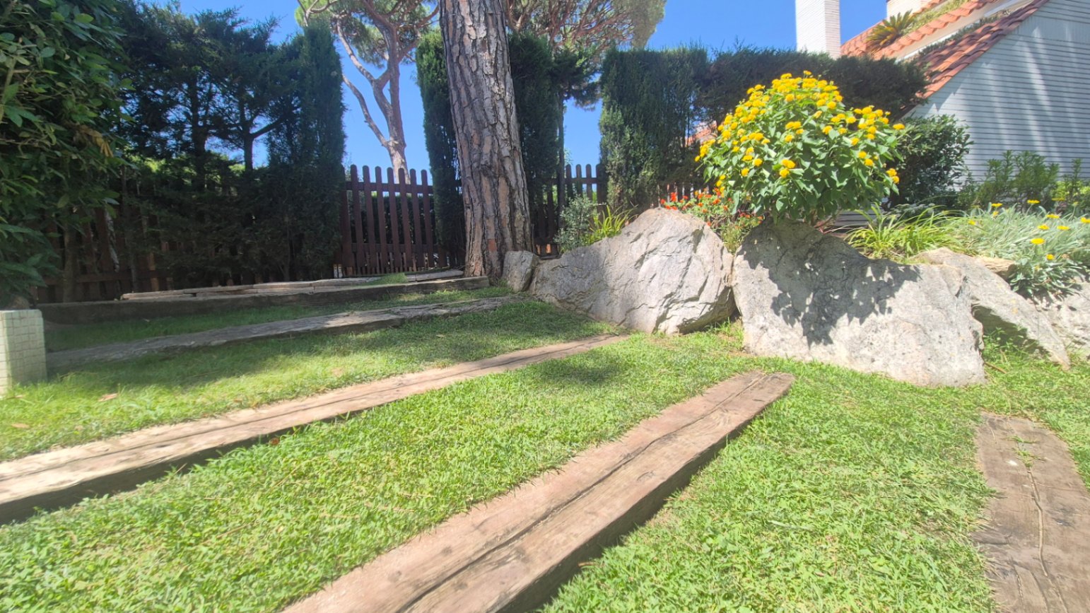 APARTAMENTO EN PLANTA BAJA EN VENTA CON JARDÍN PRIVADO Y PISCINA. SITUADO A 1 KM  DE LA PLAYA DE PALS, GIRONA, COSTA BRAVA.