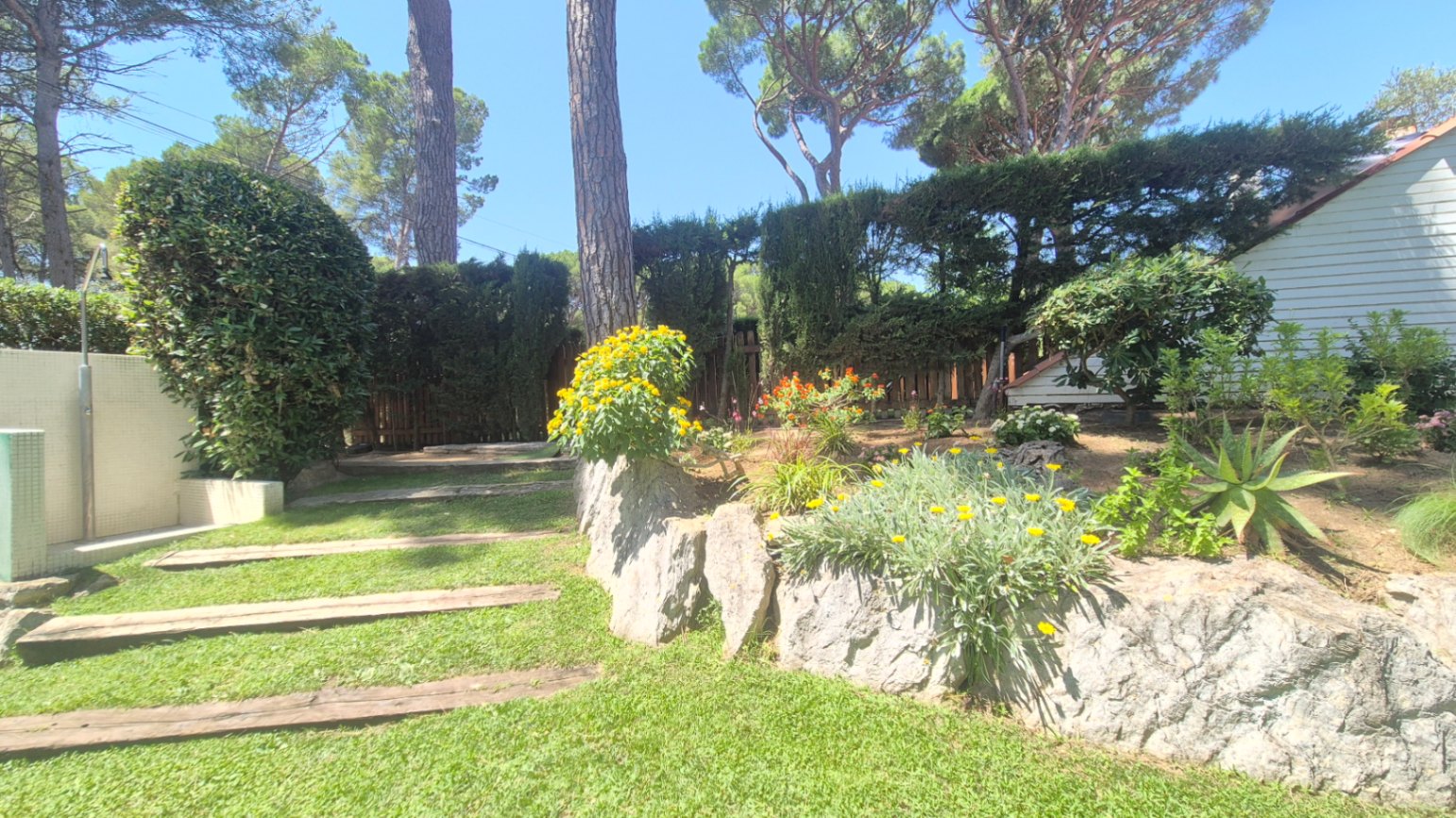 APARTAMENTO EN PLANTA BAJA EN VENTA CON JARDÍN PRIVADO Y PISCINA. SITUADO A 1 KM  DE LA PLAYA DE PALS, GIRONA, COSTA BRAVA.