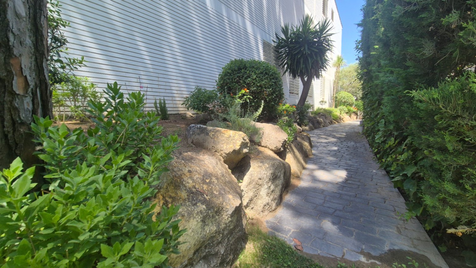 APARTAMENTO EN PLANTA BAJA EN VENTA CON JARDÍN PRIVADO Y PISCINA. SITUADO A 1 KM  DE LA PLAYA DE PALS, GIRONA, COSTA BRAVA.