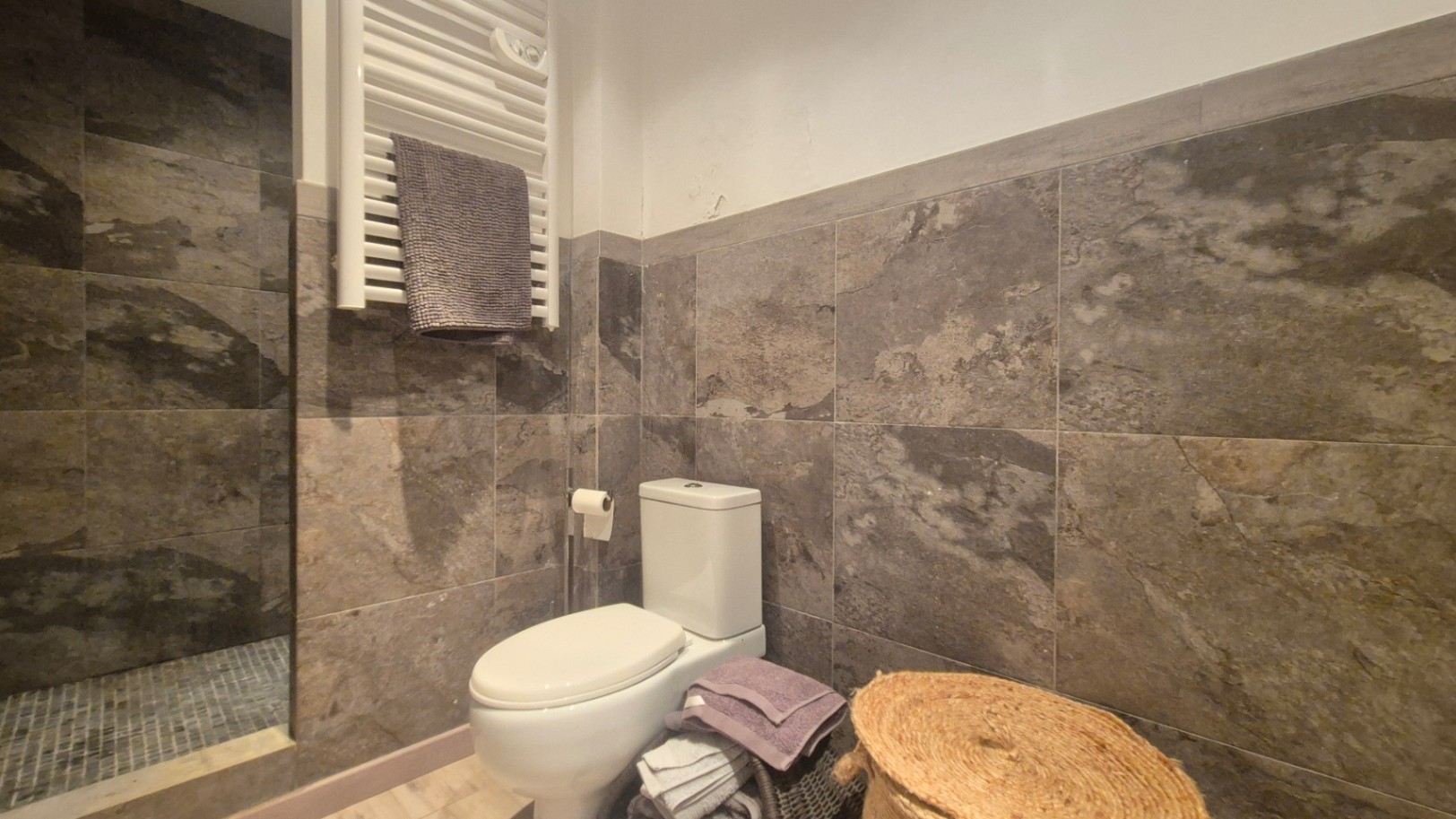APARTAMENTO EN PLANTA BAJA EN VENTA CON JARDÍN PRIVADO Y PISCINA. SITUADO A 1 KM  DE LA PLAYA DE PALS, GIRONA, COSTA BRAVA.