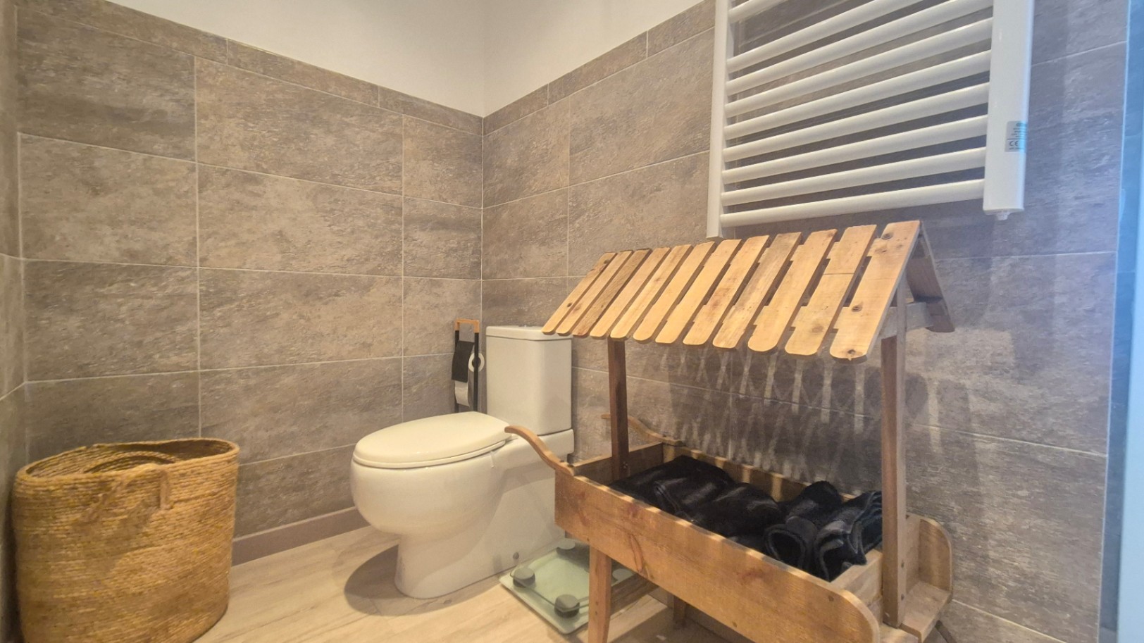 APARTAMENTO EN PLANTA BAJA EN VENTA CON JARDÍN PRIVADO Y PISCINA. SITUADO A 1 KM  DE LA PLAYA DE PALS, GIRONA, COSTA BRAVA.
