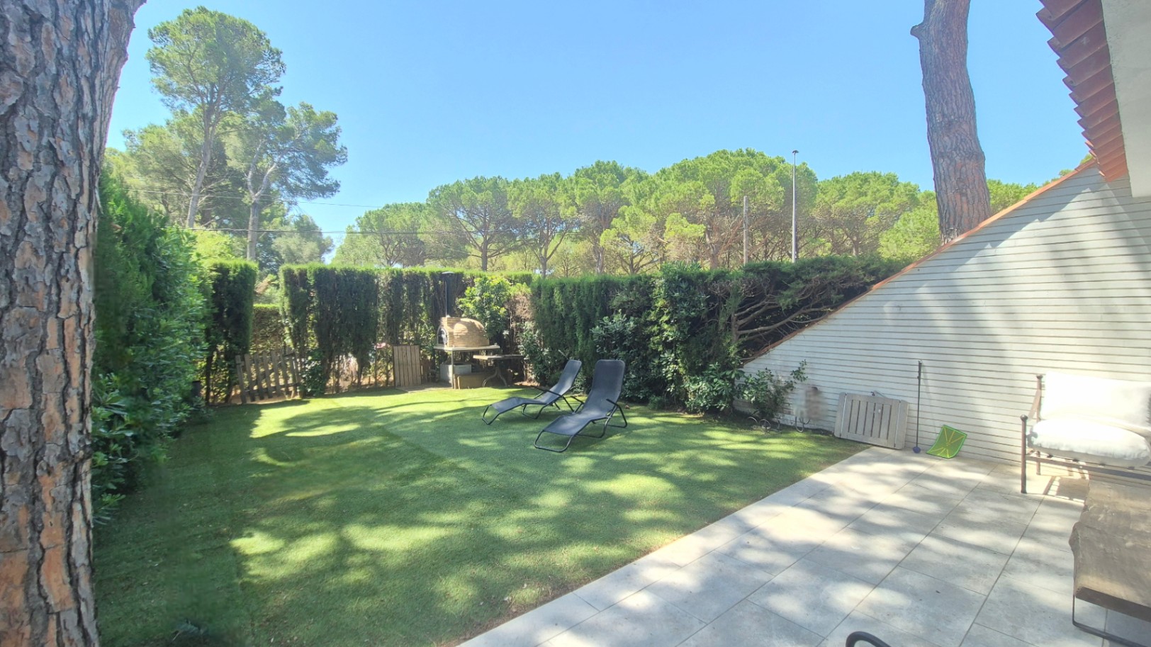 APARTAMENTO EN PLANTA BAJA EN VENTA CON JARDÍN PRIVADO Y PISCINA. SITUADO A 1 KM  DE LA PLAYA DE PALS, GIRONA, COSTA BRAVA.