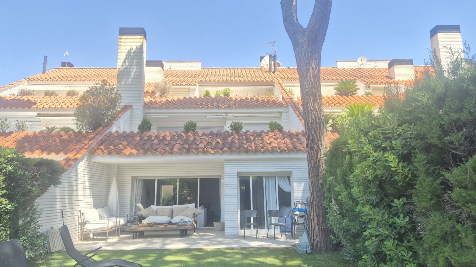 APARTAMENTO EN PLANTA BAJA EN VENTA CON JARDÍN PRIVADO Y PISCINA. SITUADO A 1 KM  DE LA PLAYA DE PALS, GIRONA, COSTA BRAVA.