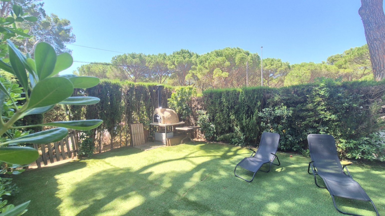 APARTAMENTO EN PLANTA BAJA EN VENTA CON JARDÍN PRIVADO Y PISCINA. SITUADO A 1 KM  DE LA PLAYA DE PALS, GIRONA, COSTA BRAVA.