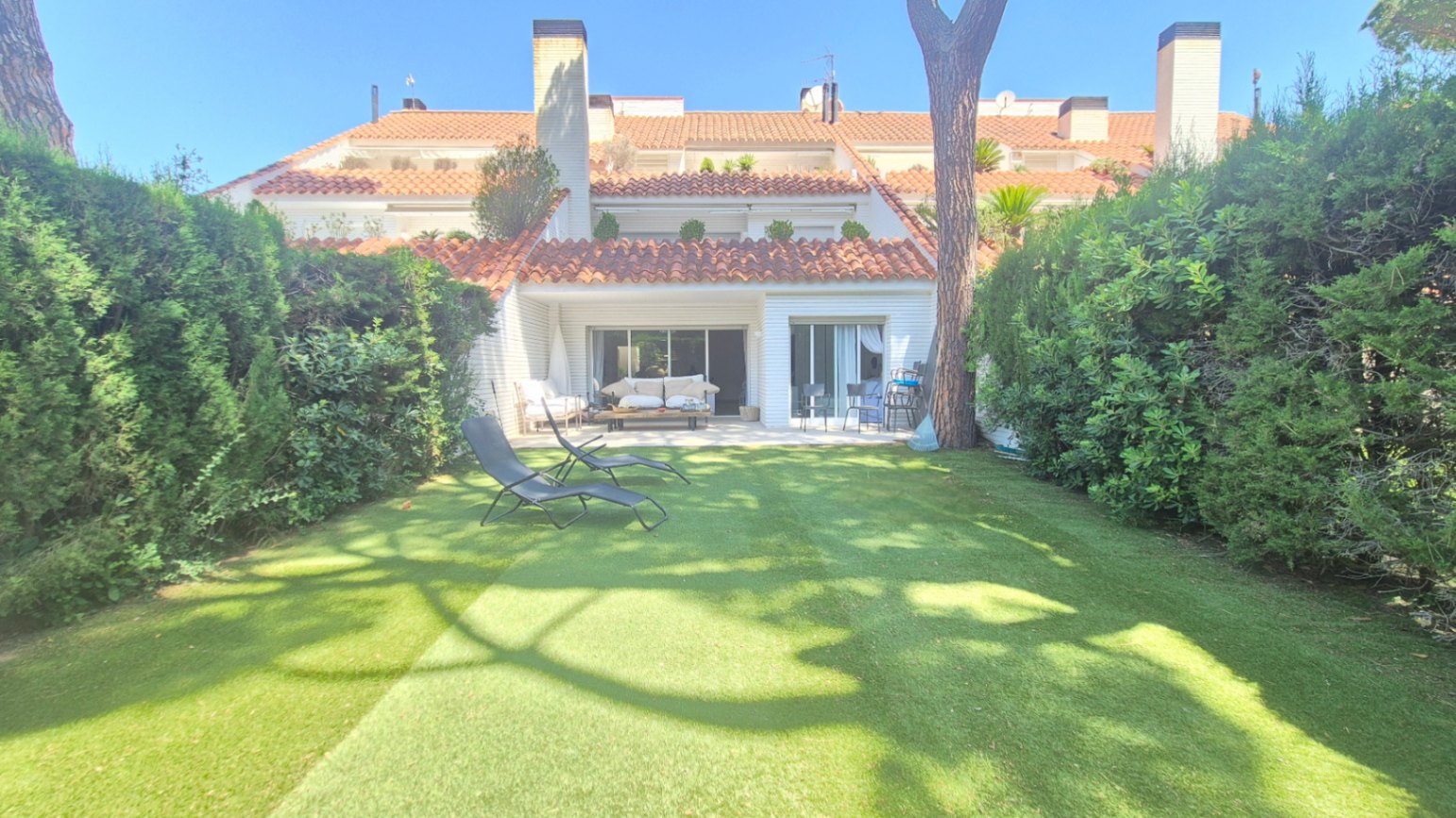 APARTAMENTO EN PLANTA BAJA EN VENTA CON JARDÍN PRIVADO Y PISCINA. SITUADO A 1 KM  DE LA PLAYA DE PALS, GIRONA, COSTA BRAVA.