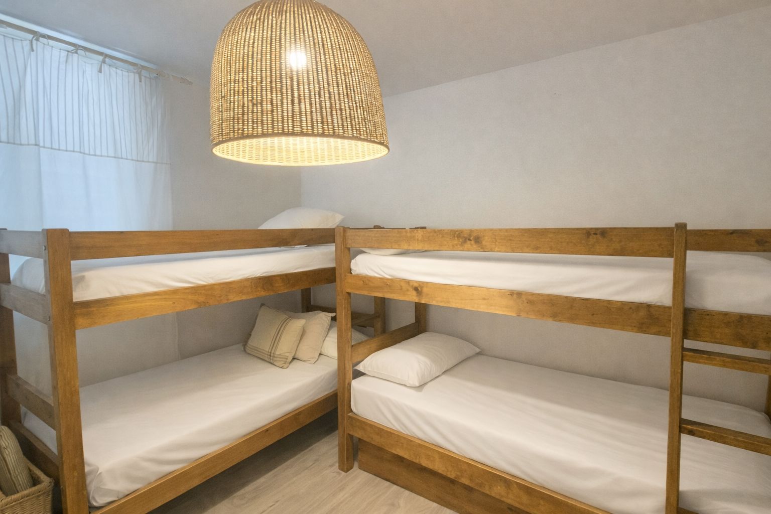 APARTAMENTO EN PLANTA BAJA EN VENTA CON JARDÍN PRIVADO Y PISCINA. SITUADO A 1 KM  DE LA PLAYA DE PALS, GIRONA, COSTA BRAVA.