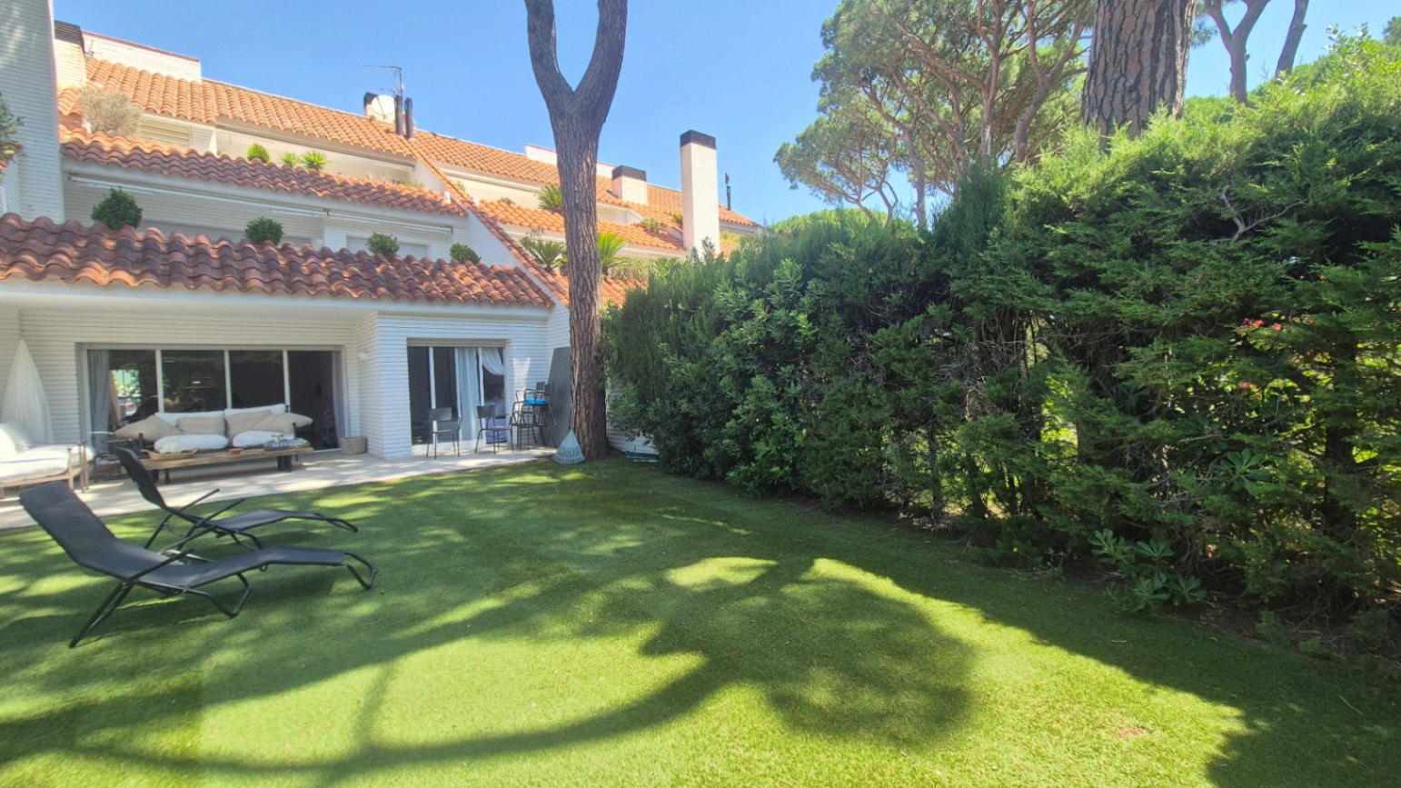 APARTAMENTO EN PLANTA BAJA EN VENTA CON JARDÍN PRIVADO Y PISCINA. SITUADO A 1 KM  DE LA PLAYA DE PALS, GIRONA, COSTA BRAVA.