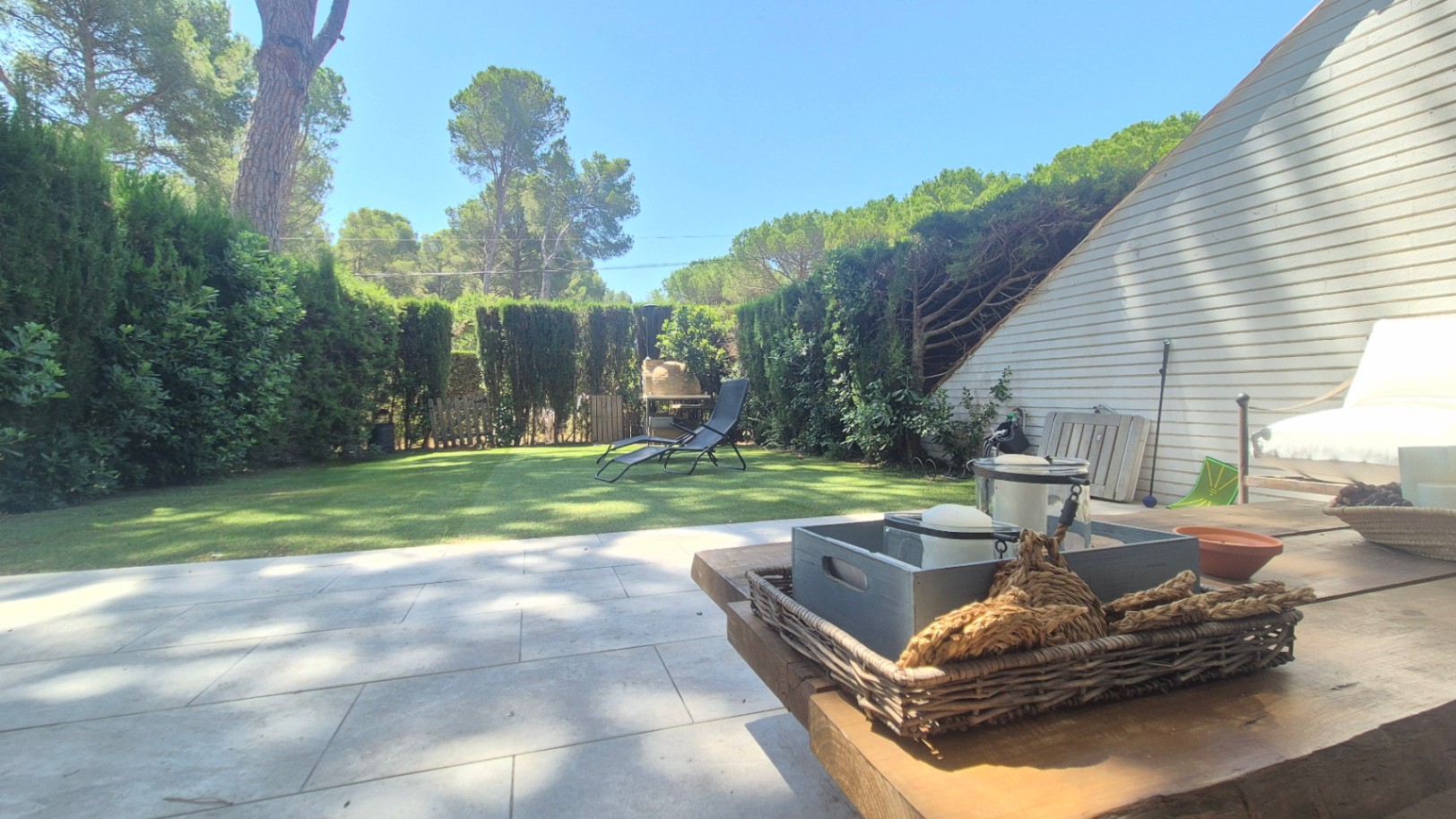 APARTAMENTO EN PLANTA BAJA EN VENTA CON JARDÍN PRIVADO Y PISCINA. SITUADO A 1 KM  DE LA PLAYA DE PALS, GIRONA, COSTA BRAVA.