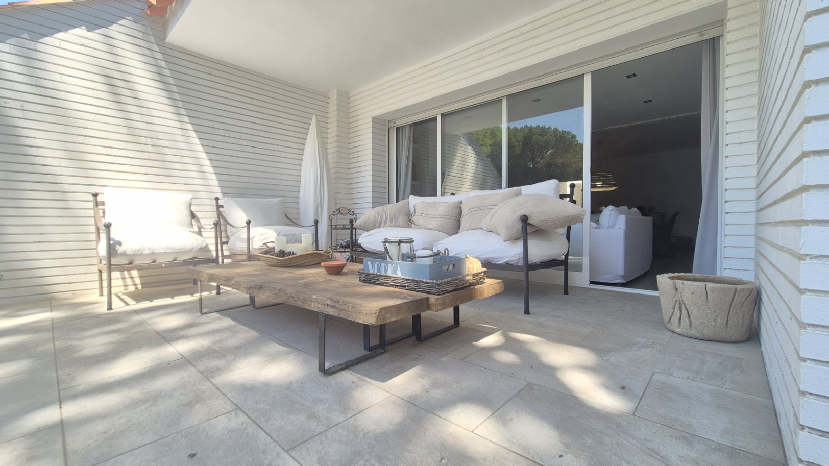 APARTAMENTO EN PLANTA BAJA EN VENTA CON JARDÍN PRIVADO Y PISCINA. SITUADO A 1 KM  DE LA PLAYA DE PALS, GIRONA, COSTA BRAVA.