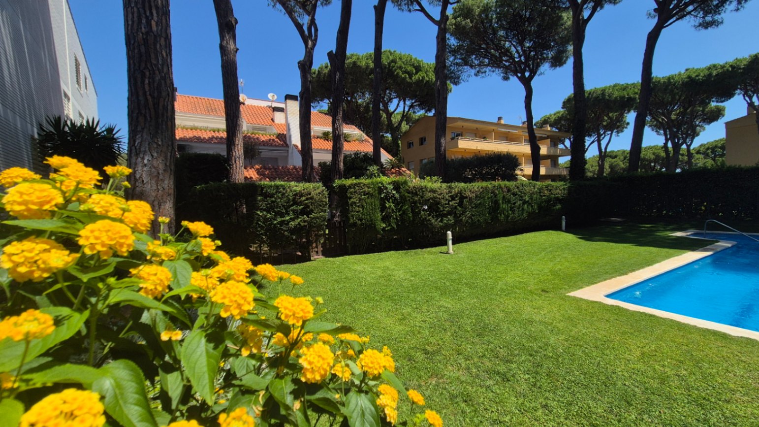 APARTAMENTO EN PLANTA BAJA EN VENTA CON JARDÍN PRIVADO Y PISCINA. SITUADO A 1 KM  DE LA PLAYA DE PALS, GIRONA, COSTA BRAVA.