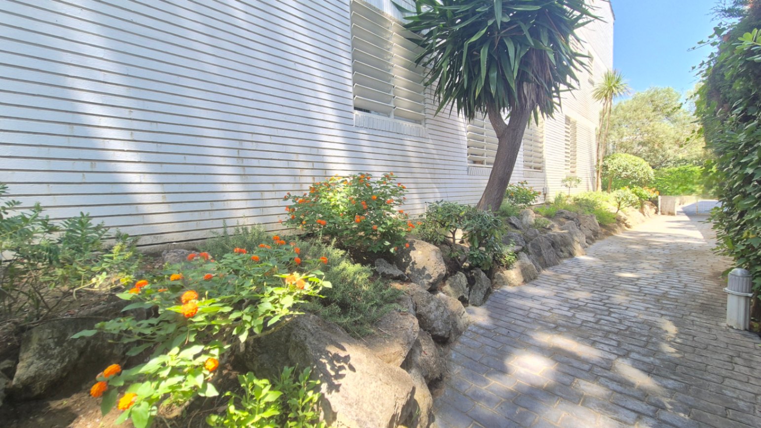 APARTAMENTO EN PLANTA BAJA EN VENTA CON JARDÍN PRIVADO Y PISCINA. SITUADO A 1 KM  DE LA PLAYA DE PALS, GIRONA, COSTA BRAVA.