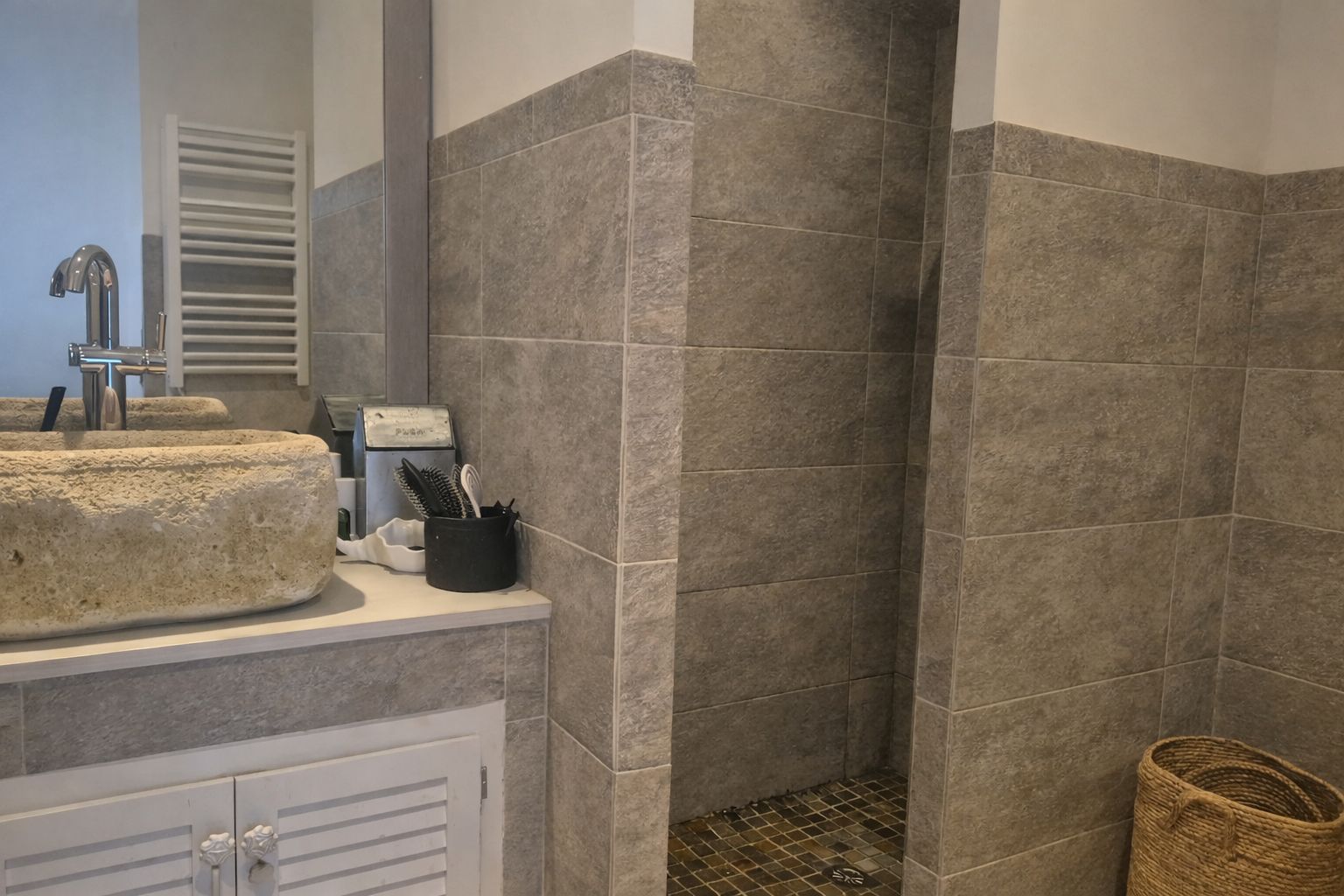 APARTAMENTO EN PLANTA BAJA EN VENTA CON JARDÍN PRIVADO Y PISCINA. SITUADO A 1 KM  DE LA PLAYA DE PALS, GIRONA, COSTA BRAVA.