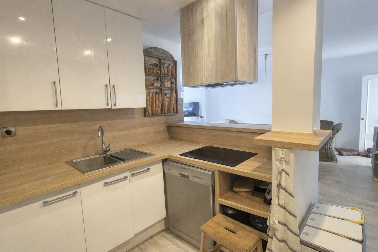 APARTAMENTO EN PLANTA BAJA EN VENTA CON JARDÍN PRIVADO Y PISCINA. SITUADO A 1 KM  DE LA PLAYA DE PALS, GIRONA, COSTA BRAVA.