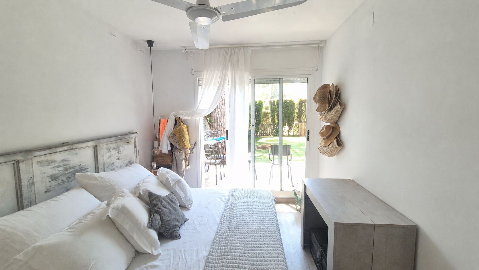 APARTAMENTO EN PLANTA BAJA EN VENTA CON JARDÍN PRIVADO Y PISCINA. SITUADO A 1 KM  DE LA PLAYA DE PALS, GIRONA, COSTA BRAVA.