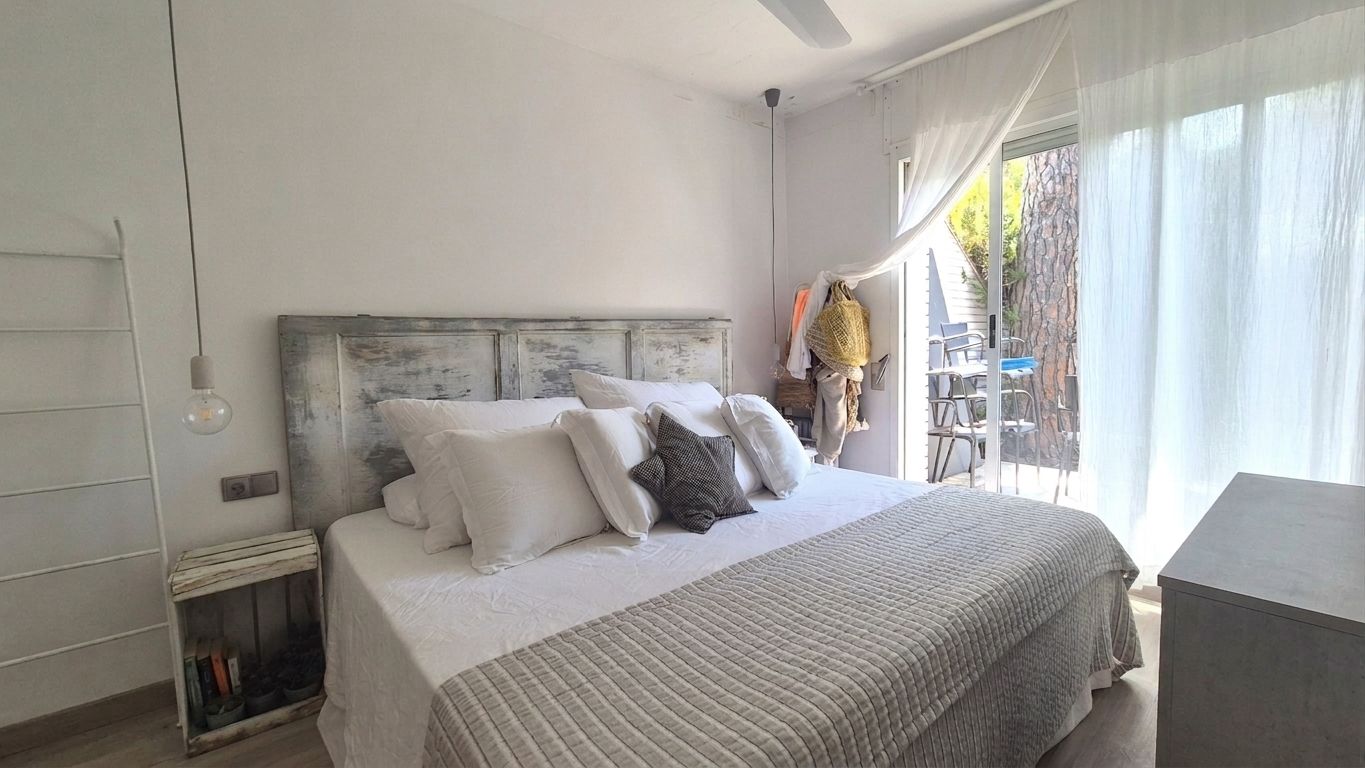 APARTAMENTO EN PLANTA BAJA EN VENTA CON JARDÍN PRIVADO Y PISCINA. SITUADO A 1 KM  DE LA PLAYA DE PALS, GIRONA, COSTA BRAVA.