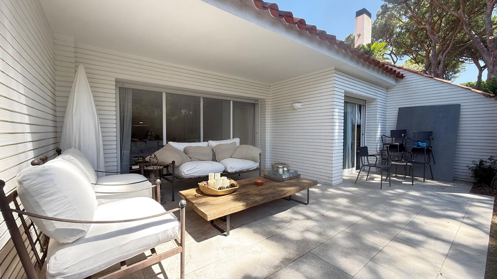 APARTAMENTO EN PLANTA BAJA EN VENTA CON JARDÍN PRIVADO Y PISCINA. SITUADO A 1 KM  DE LA PLAYA DE PALS, GIRONA, COSTA BRAVA.