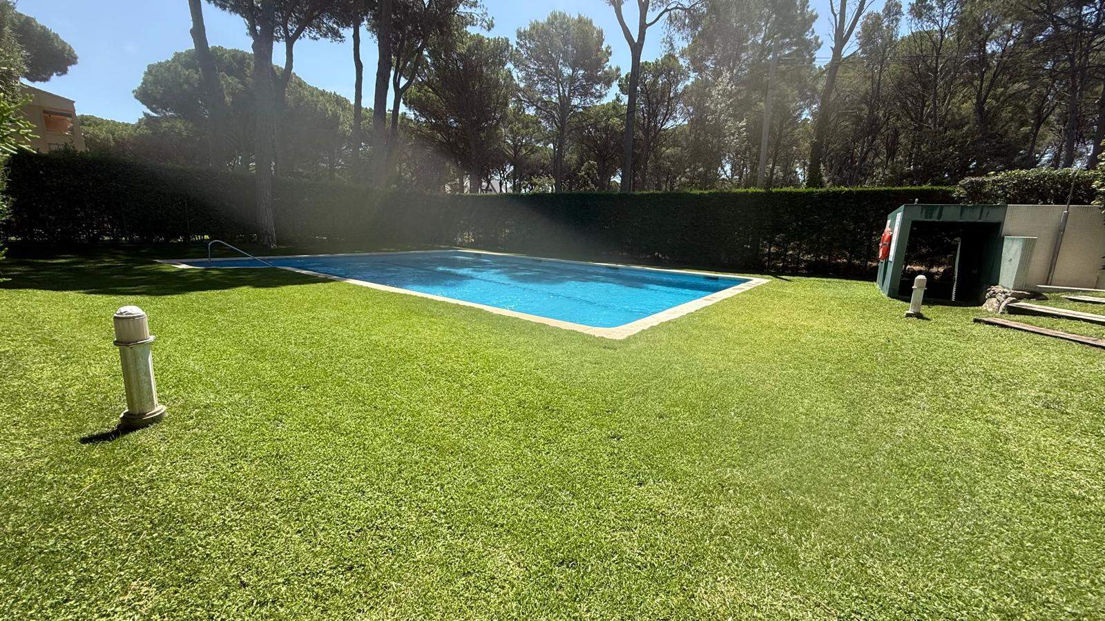 APARTAMENTO EN PLANTA BAJA EN VENTA CON JARDÍN PRIVADO Y PISCINA. SITUADO A 1 KM  DE LA PLAYA DE PALS, GIRONA, COSTA BRAVA.