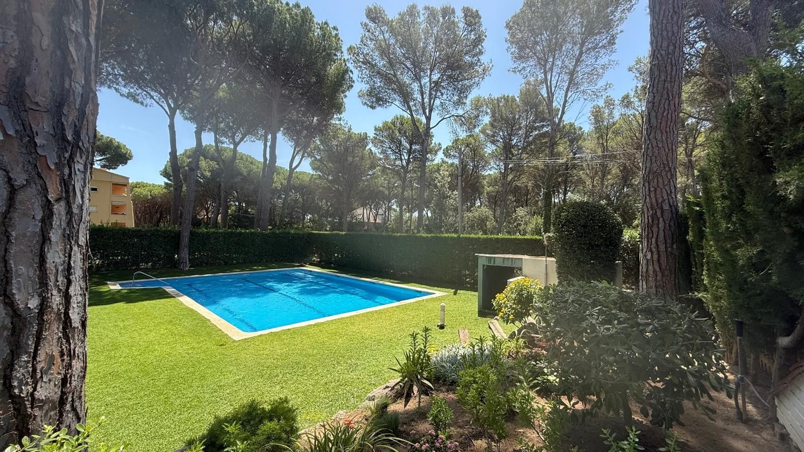 APARTAMENTO EN PLANTA BAJA EN VENTA CON JARDÍN PRIVADO Y PISCINA. SITUADO A 1 KM  DE LA PLAYA DE PALS, GIRONA, COSTA BRAVA.