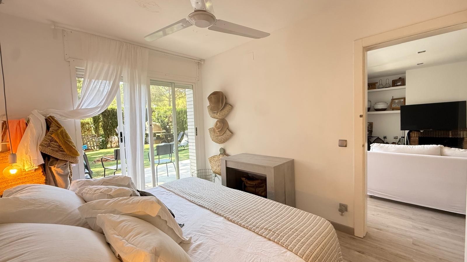 APARTAMENTO EN PLANTA BAJA EN VENTA CON JARDÍN PRIVADO Y PISCINA. SITUADO A 1 KM  DE LA PLAYA DE PALS, GIRONA, COSTA BRAVA.