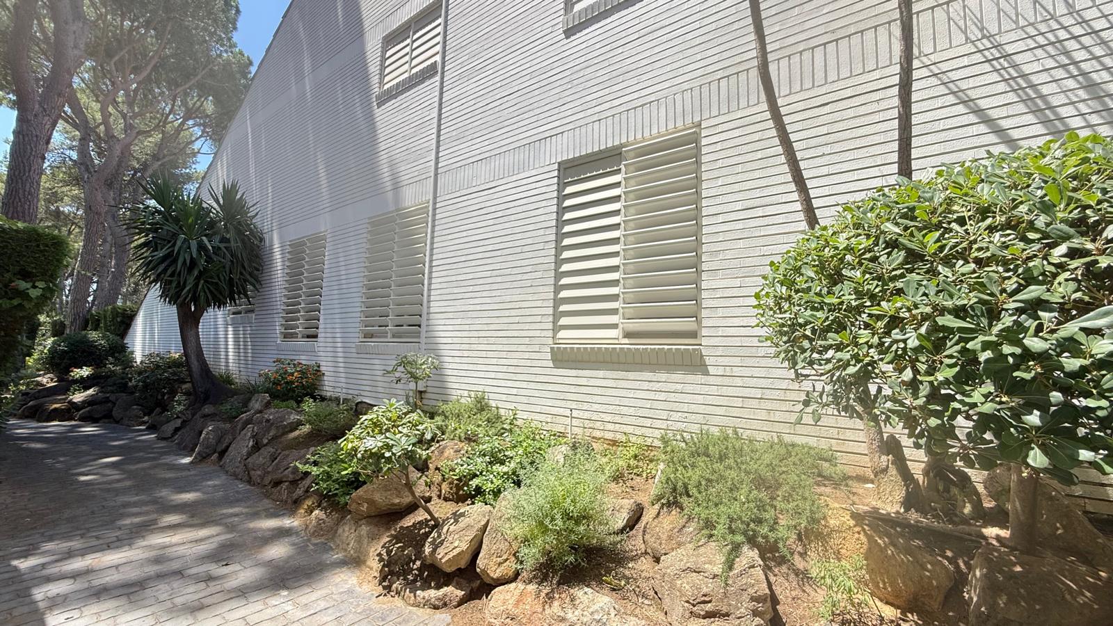 APARTAMENTO EN PLANTA BAJA EN VENTA CON JARDÍN PRIVADO Y PISCINA. SITUADO A 1 KM  DE LA PLAYA DE PALS, GIRONA, COSTA BRAVA.