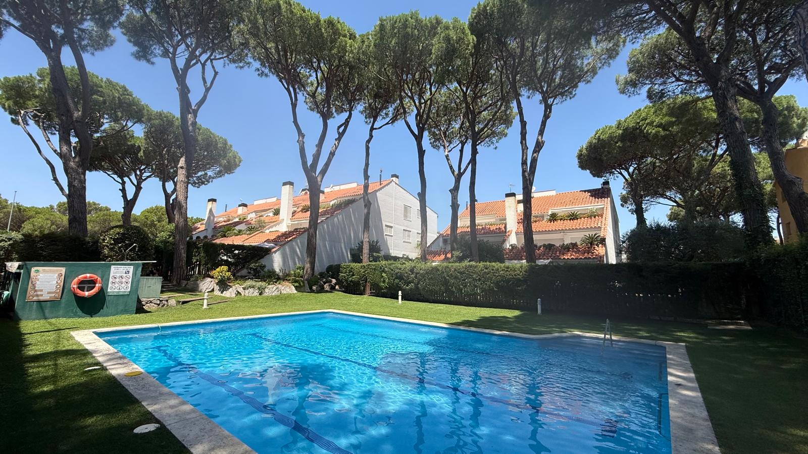 APARTAMENTO EN PLANTA BAJA EN VENTA CON JARDÍN PRIVADO Y PISCINA. SITUADO A 1 KM  DE LA PLAYA DE PALS, GIRONA, COSTA BRAVA.