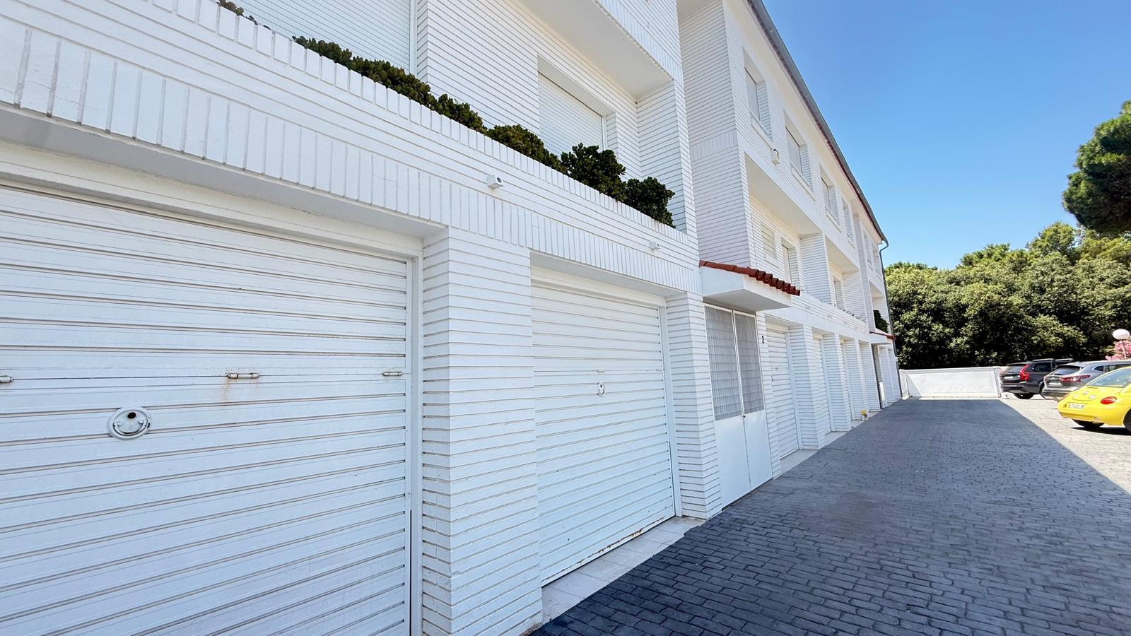 APARTAMENTO EN PLANTA BAJA EN VENTA CON JARDÍN PRIVADO Y PISCINA. SITUADO A 1 KM  DE LA PLAYA DE PALS, GIRONA, COSTA BRAVA.
