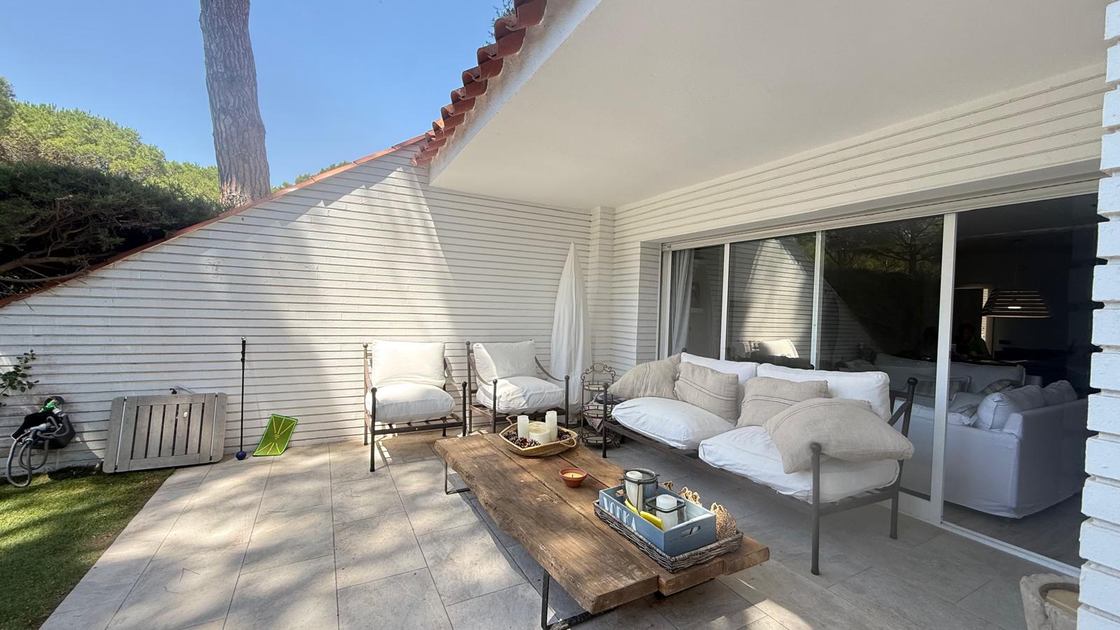 APARTAMENTO EN PLANTA BAJA EN VENTA CON JARDÍN PRIVADO Y PISCINA. SITUADO A 1 KM  DE LA PLAYA DE PALS, GIRONA, COSTA BRAVA.