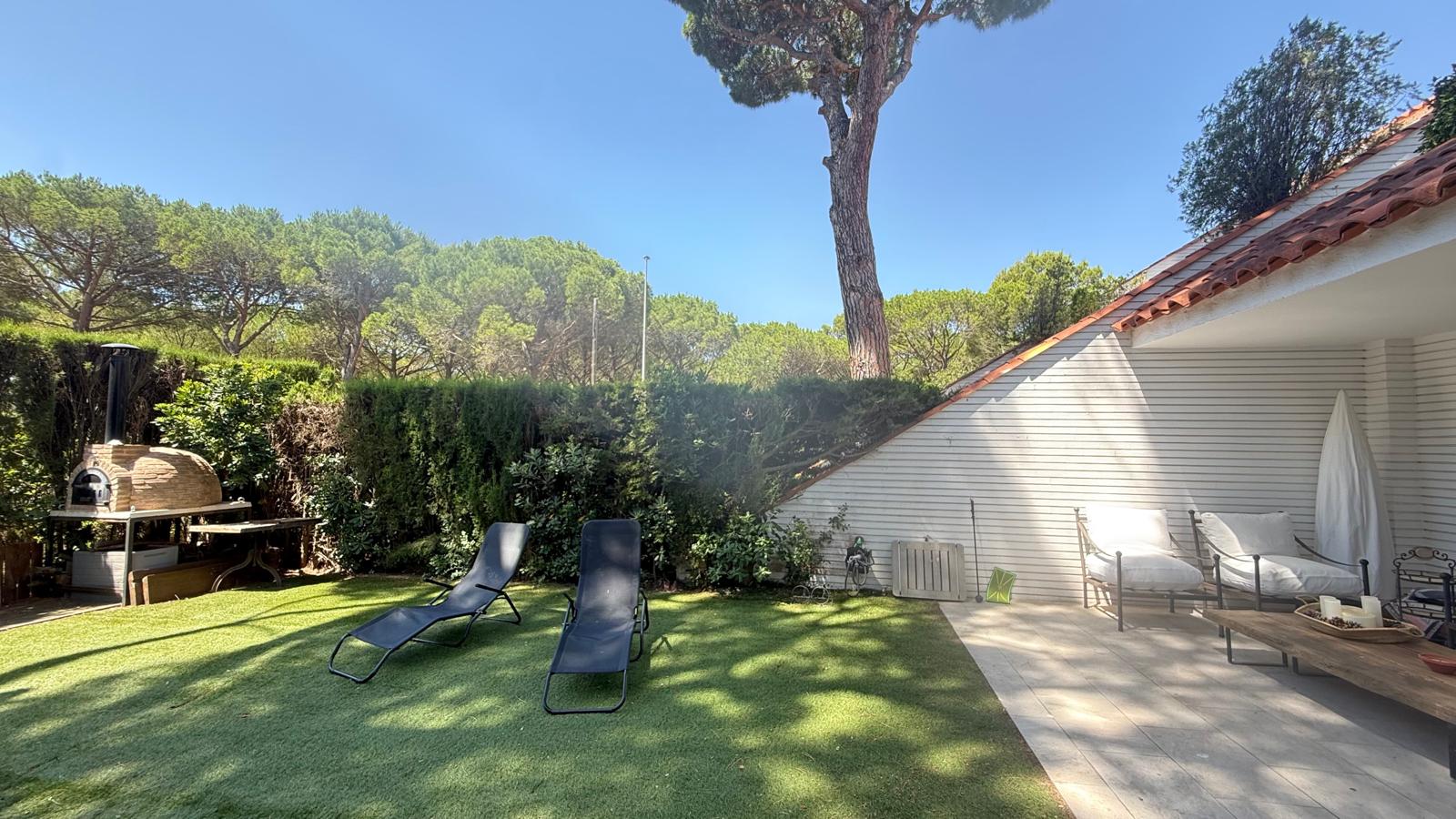 APARTAMENTO EN PLANTA BAJA EN VENTA CON JARDÍN PRIVADO Y PISCINA. SITUADO A 1 KM  DE LA PLAYA DE PALS, GIRONA, COSTA BRAVA.