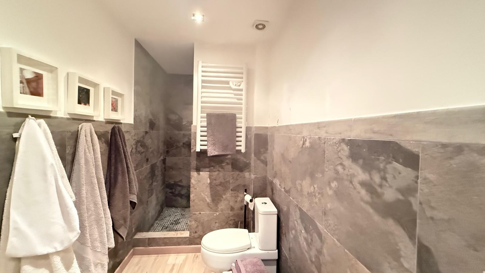 APARTAMENTO EN PLANTA BAJA EN VENTA CON JARDÍN PRIVADO Y PISCINA. SITUADO A 1 KM  DE LA PLAYA DE PALS, GIRONA, COSTA BRAVA.