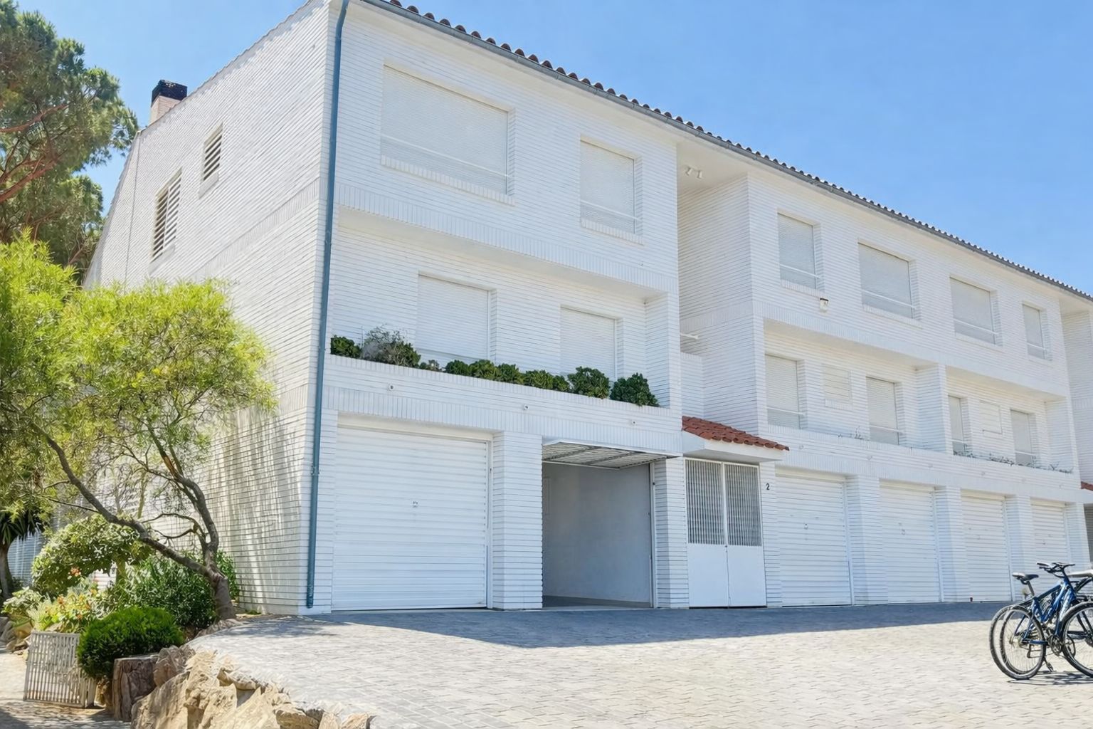 APARTAMENTO EN PLANTA BAJA EN VENTA CON JARDÍN PRIVADO Y PISCINA. SITUADO A 1 KM  DE LA PLAYA DE PALS, GIRONA, COSTA BRAVA.