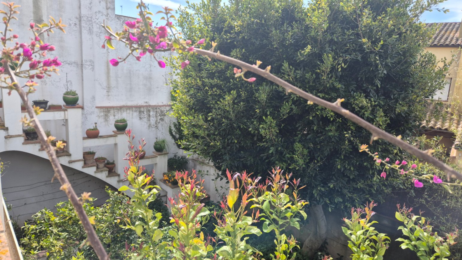 CASA EN VENTA CON GARAJE Y JARDÍN EN EL CENTRO DE PALAFRUGELL