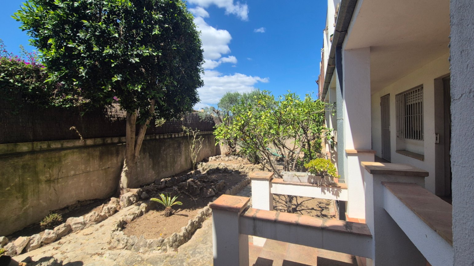 CASA EN VENTA CON GARAJE Y JARDÍN EN EL CENTRO DE PALAFRUGELL