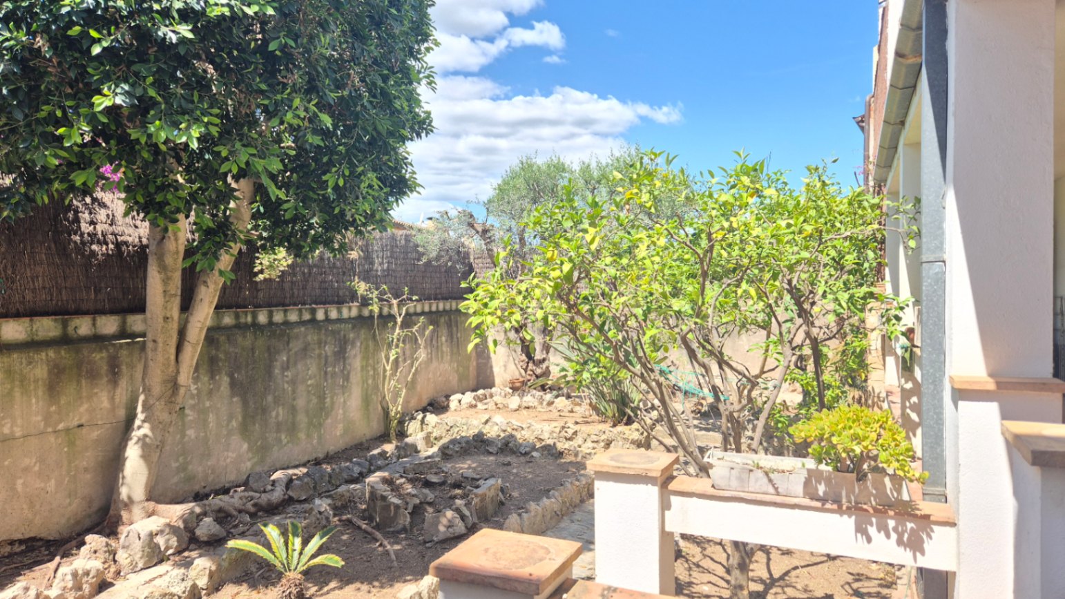 CASA EN VENTA CON GARAJE Y JARDÍN EN EL CENTRO DE PALAFRUGELL