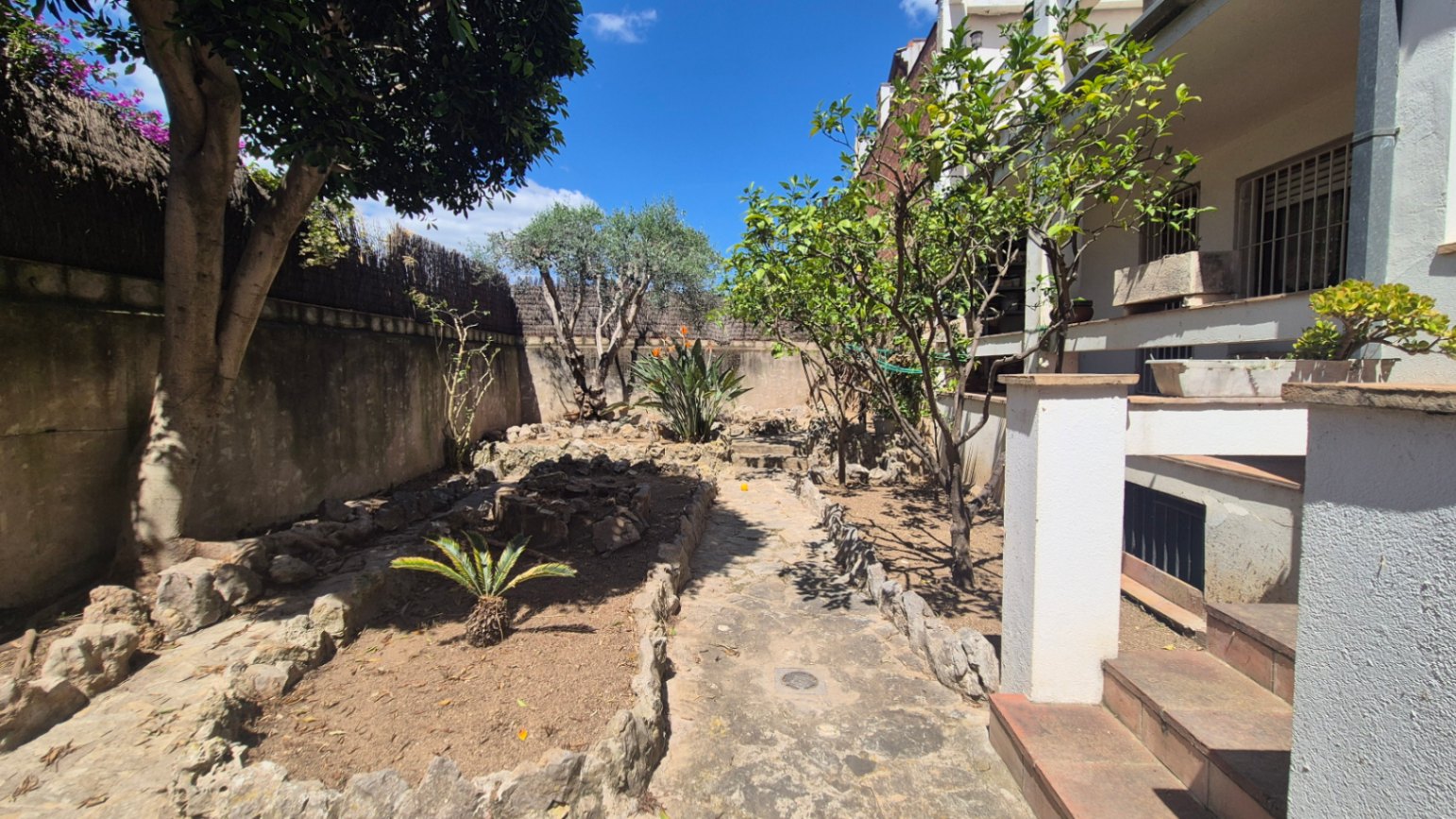 CASA EN VENTA CON GARAJE Y JARDÍN EN EL CENTRO DE PALAFRUGELL