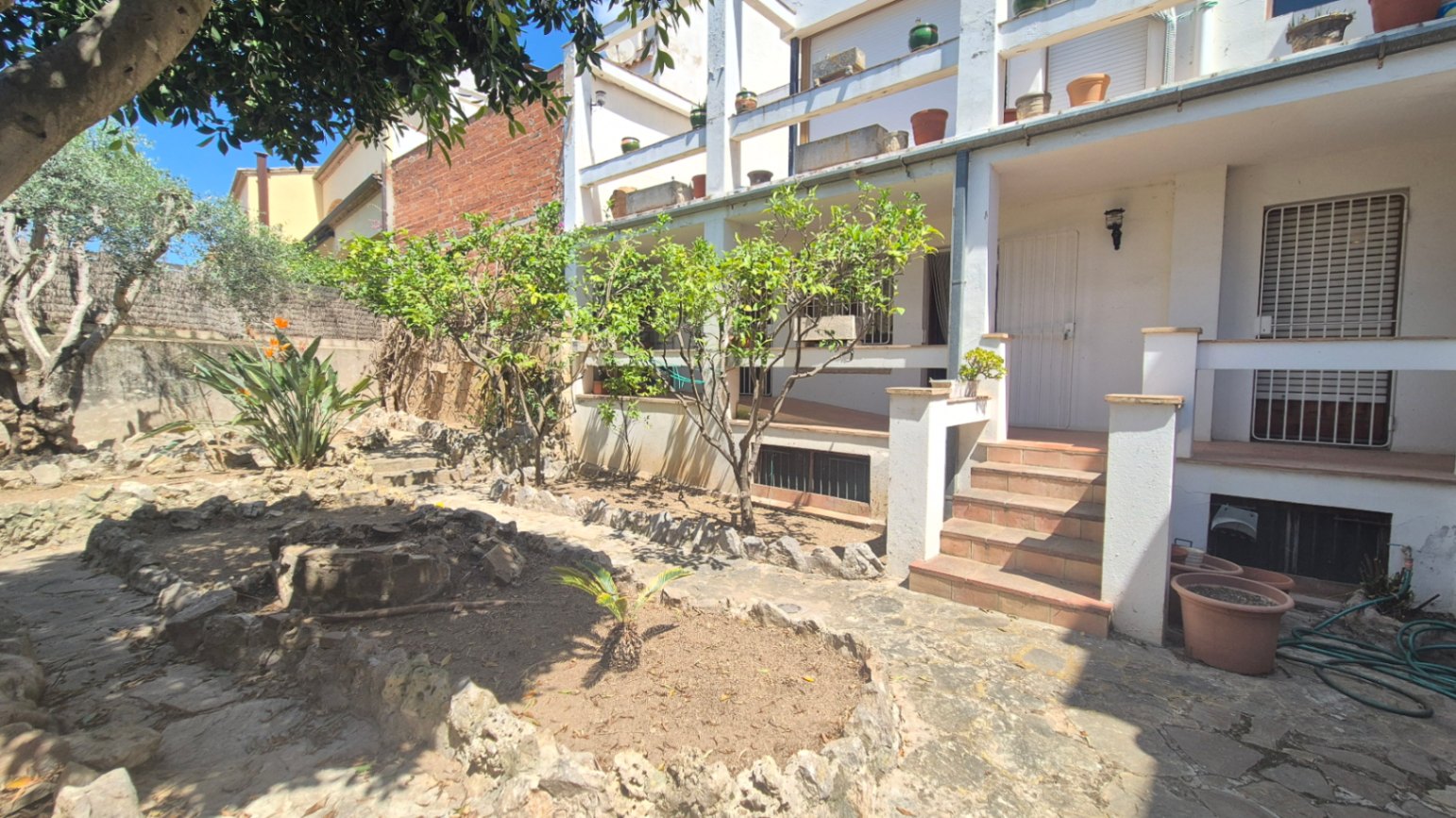 CASA EN VENTA CON GARAJE Y JARDÍN EN EL CENTRO DE PALAFRUGELL