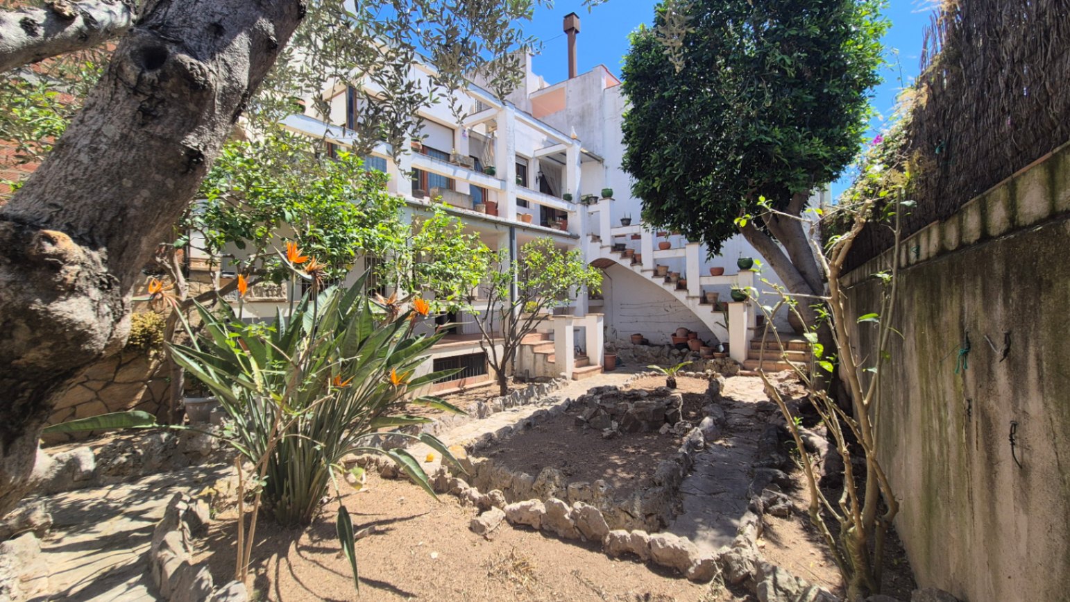 CASA EN VENTA CON GARAJE Y JARDÍN EN EL CENTRO DE PALAFRUGELL