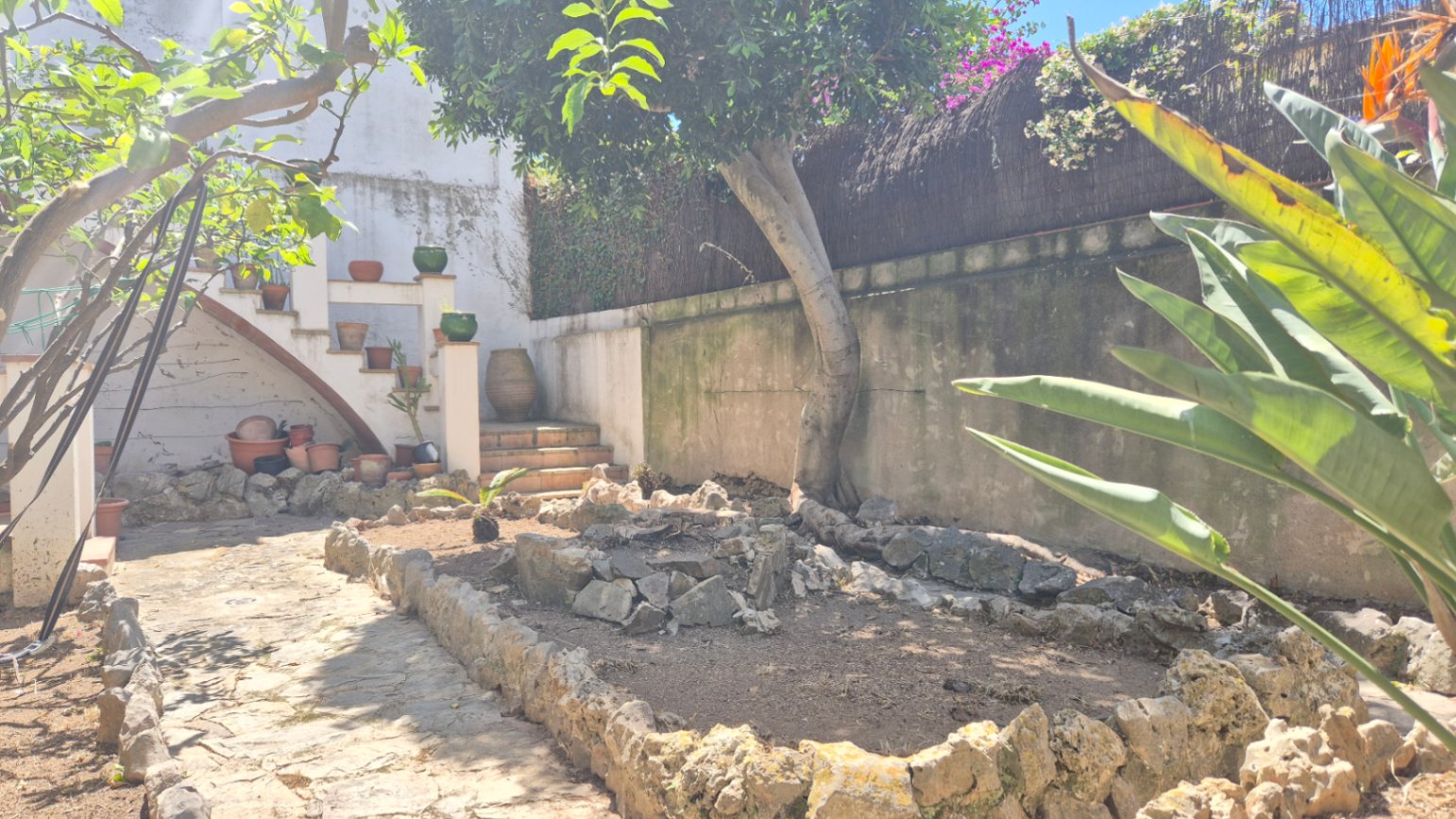 CASA EN VENTA CON GARAJE Y JARDÍN EN EL CENTRO DE PALAFRUGELL