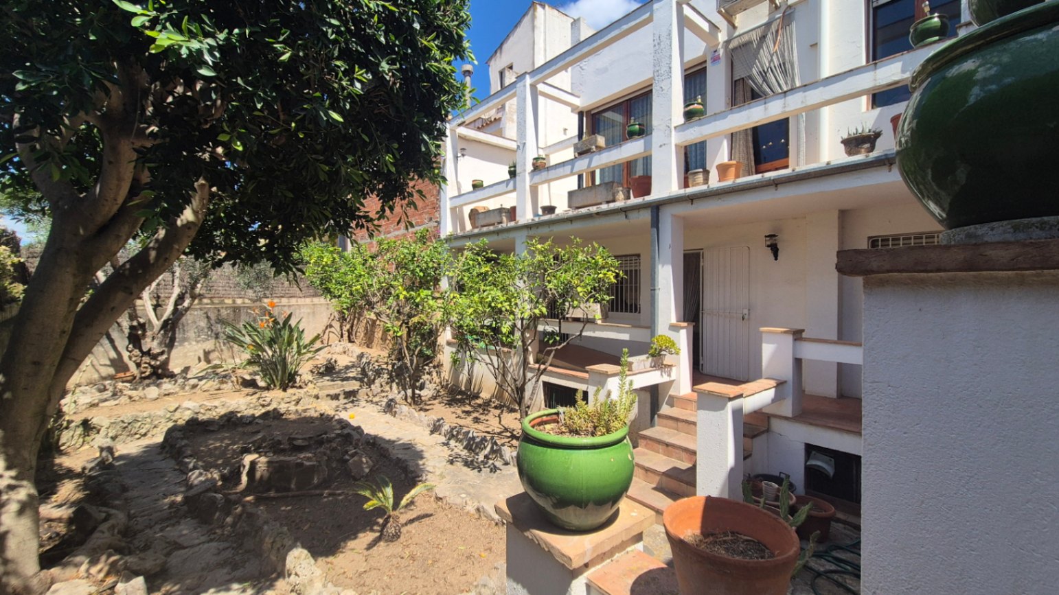 CASA EN VENTA CON GARAJE Y JARDÍN EN EL CENTRO DE PALAFRUGELL