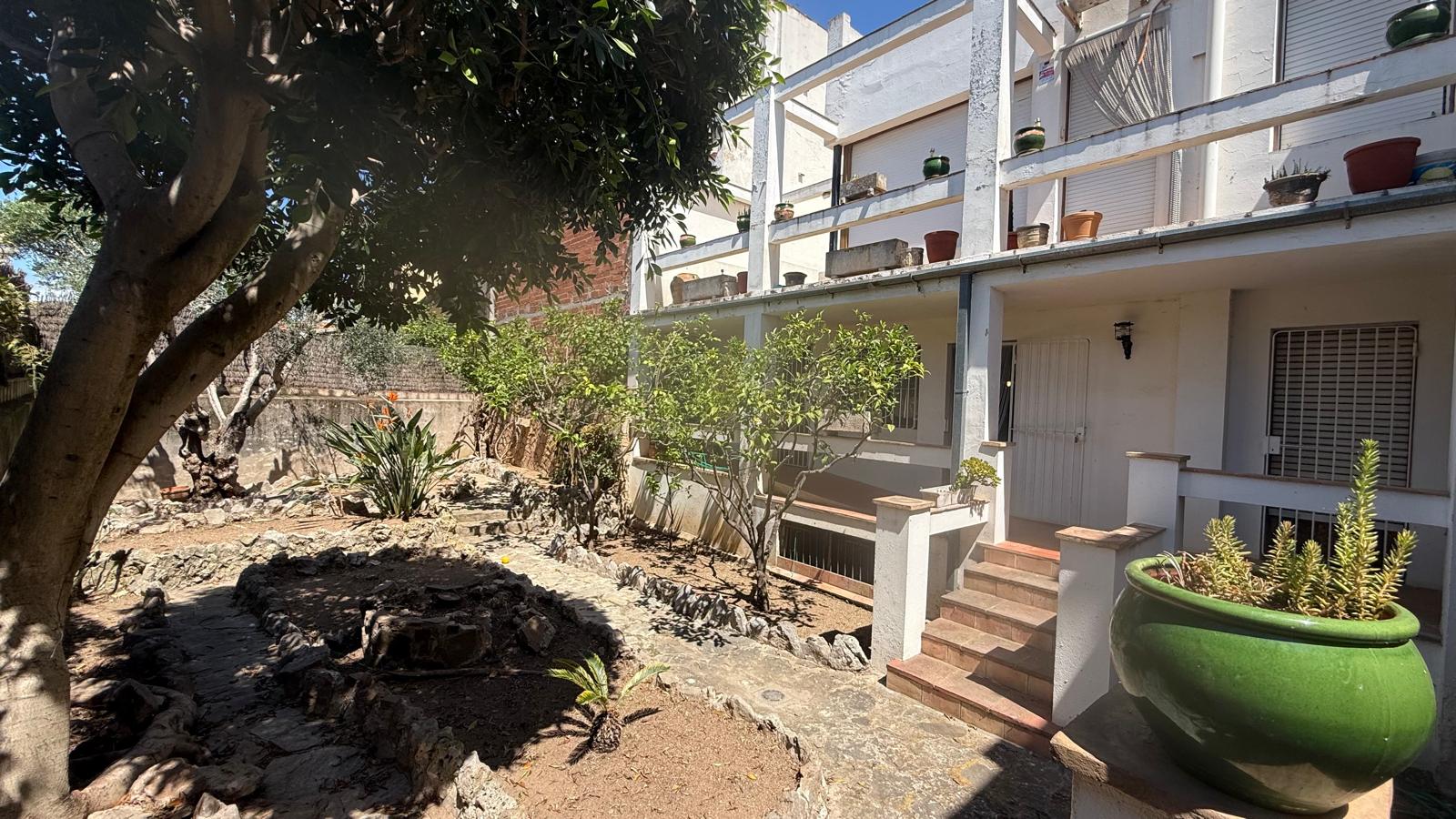 CASA EN VENTA CON GARAJE Y JARDÍN EN EL CENTRO DE PALAFRUGELL